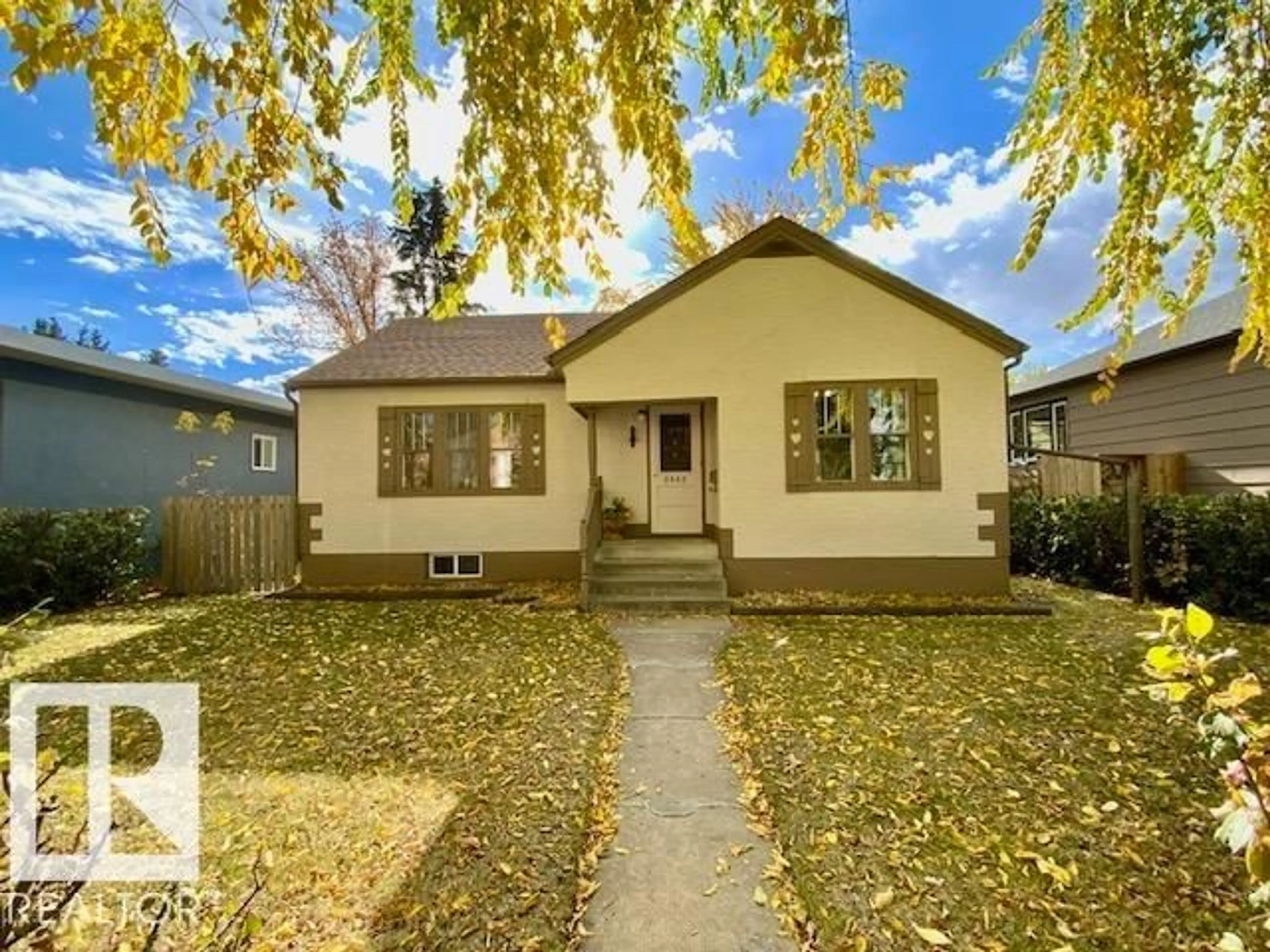 Home with vinyl exterior material, street for 5005 46 AV, Wetaskiwin Alberta T9A1W8
