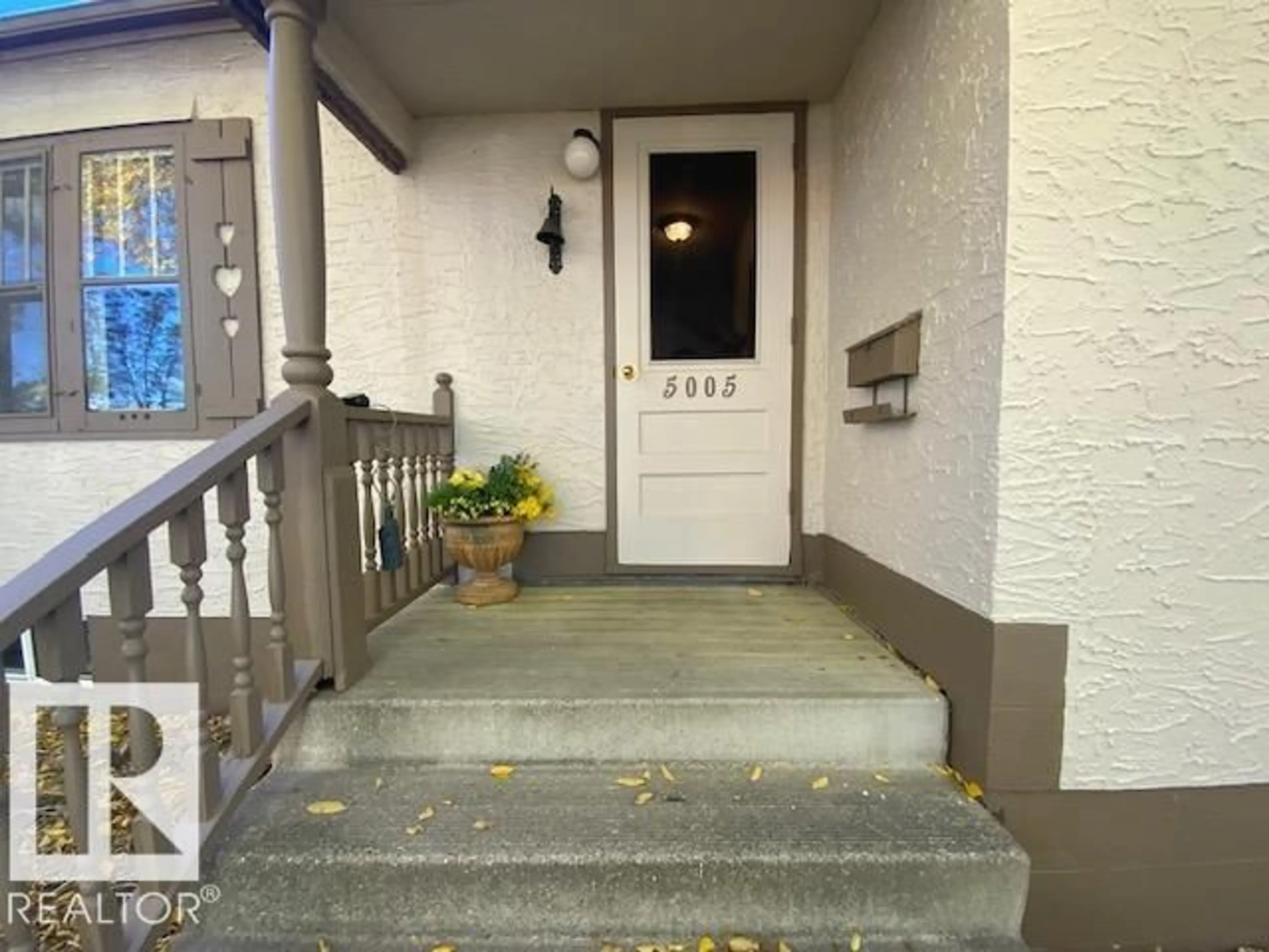 Indoor entryway for 5005 46 AV, Wetaskiwin Alberta T9A1W8