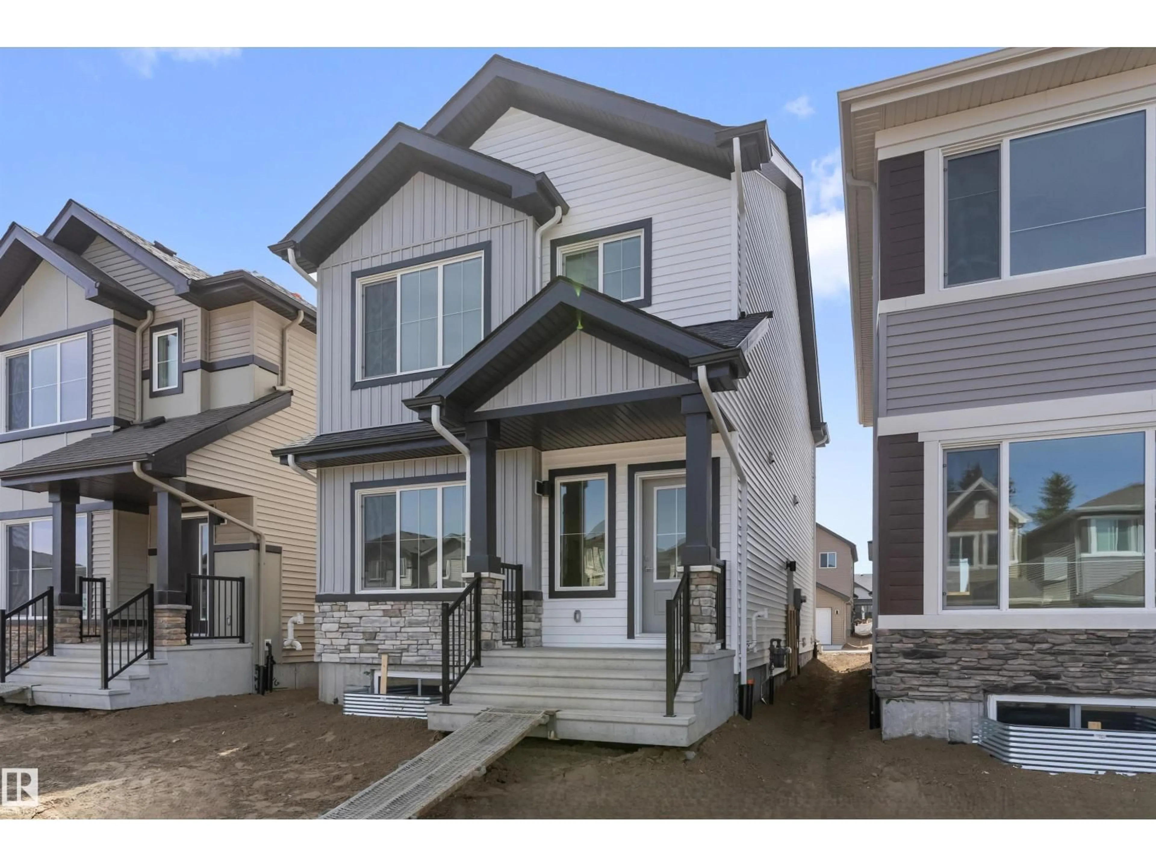 Home with vinyl exterior material, street for 20635 43 AV, Edmonton Alberta T6M3E3