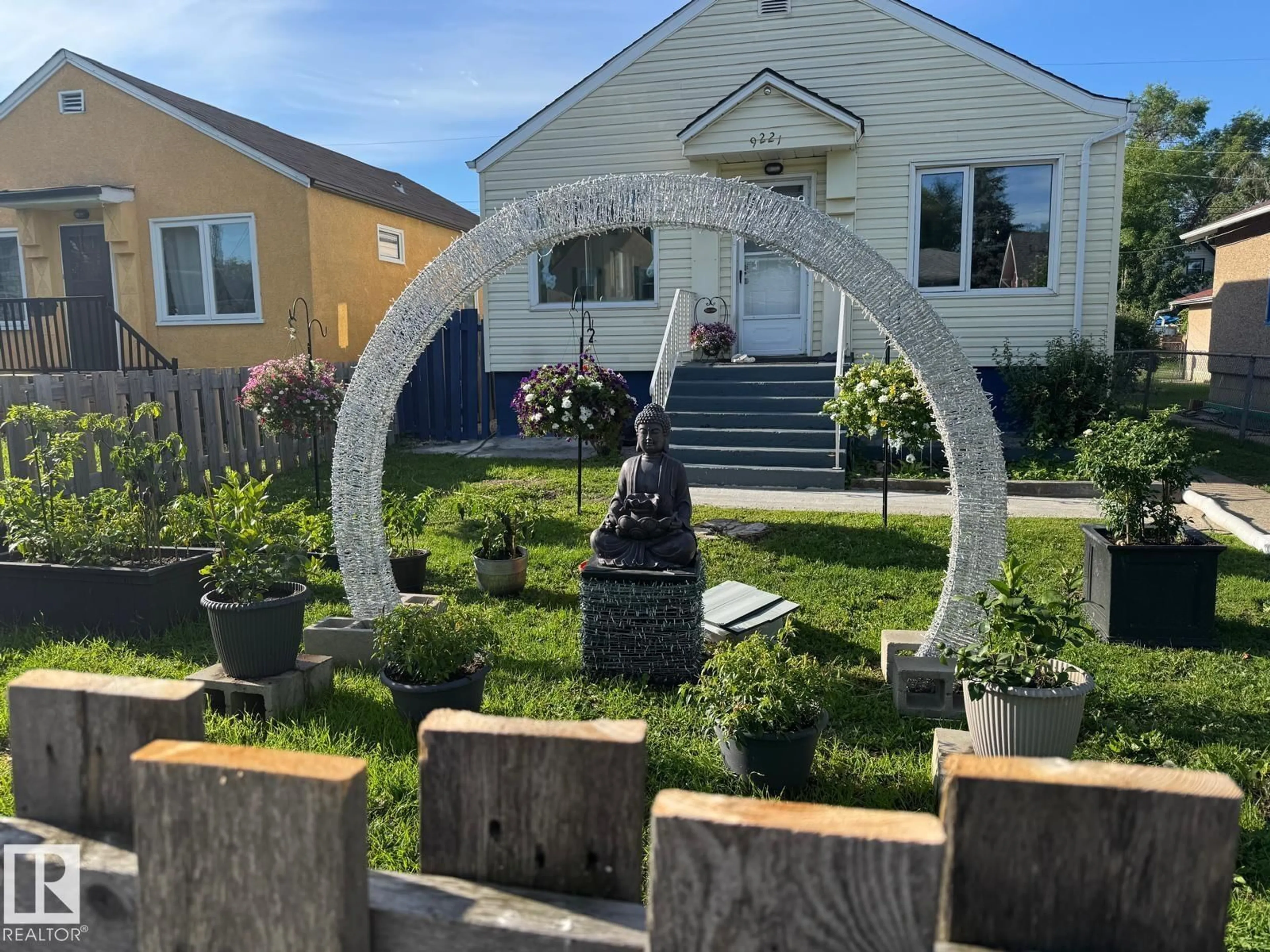 Patio, street for 9221 110 AV NW, Edmonton Alberta T5H1H2