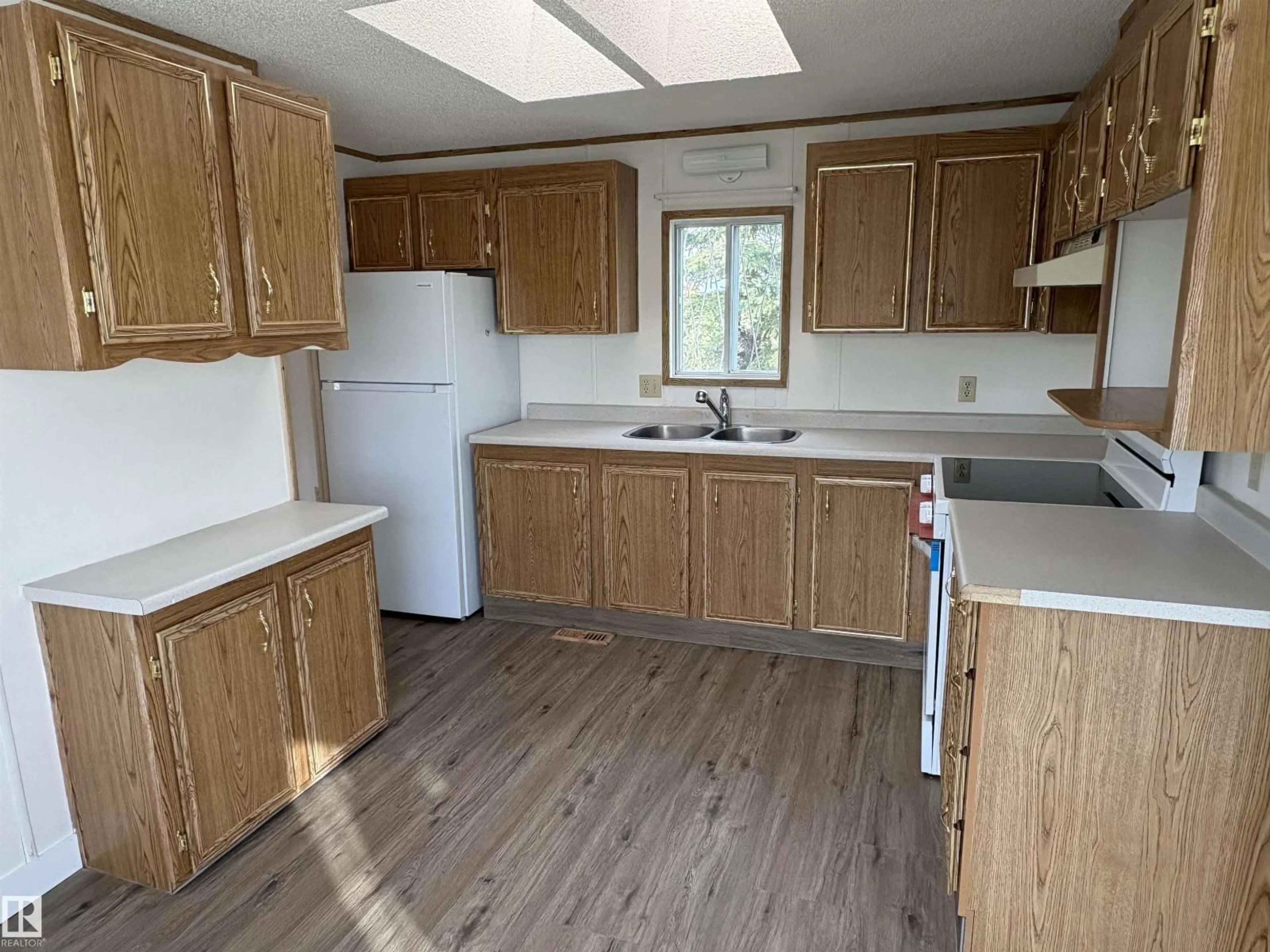 Standard kitchen, unknown for 50106 - 43 RGE RD 200, Rural Beaver County Alberta T0B4J2