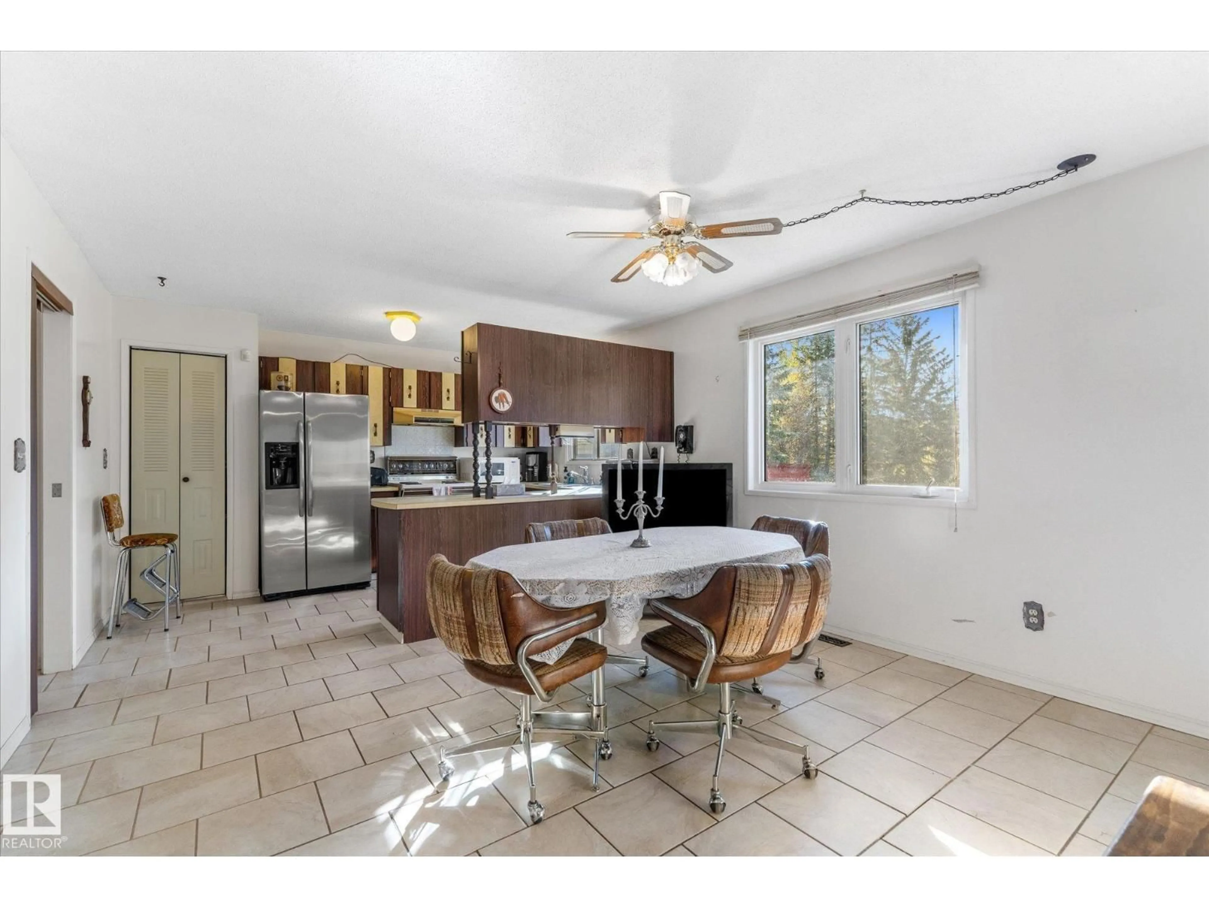 Open concept kitchen, ceramic/tile floor for 68 RGE ROAD 264, Rural Parkland County Alberta T7Y1E5