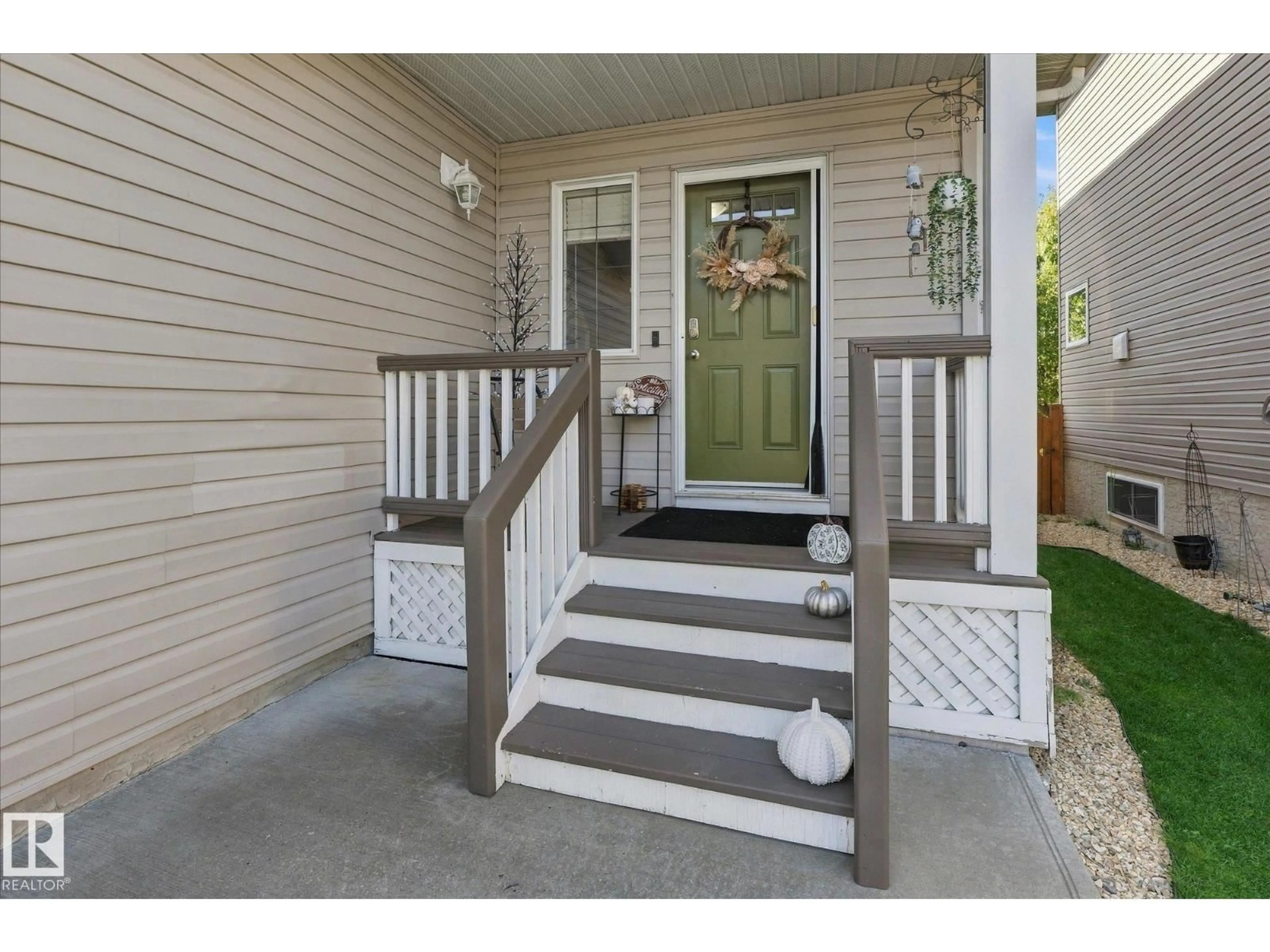 Indoor entryway for 70 GREENFIELD WY, Fort Saskatchewan Alberta T8L0A1