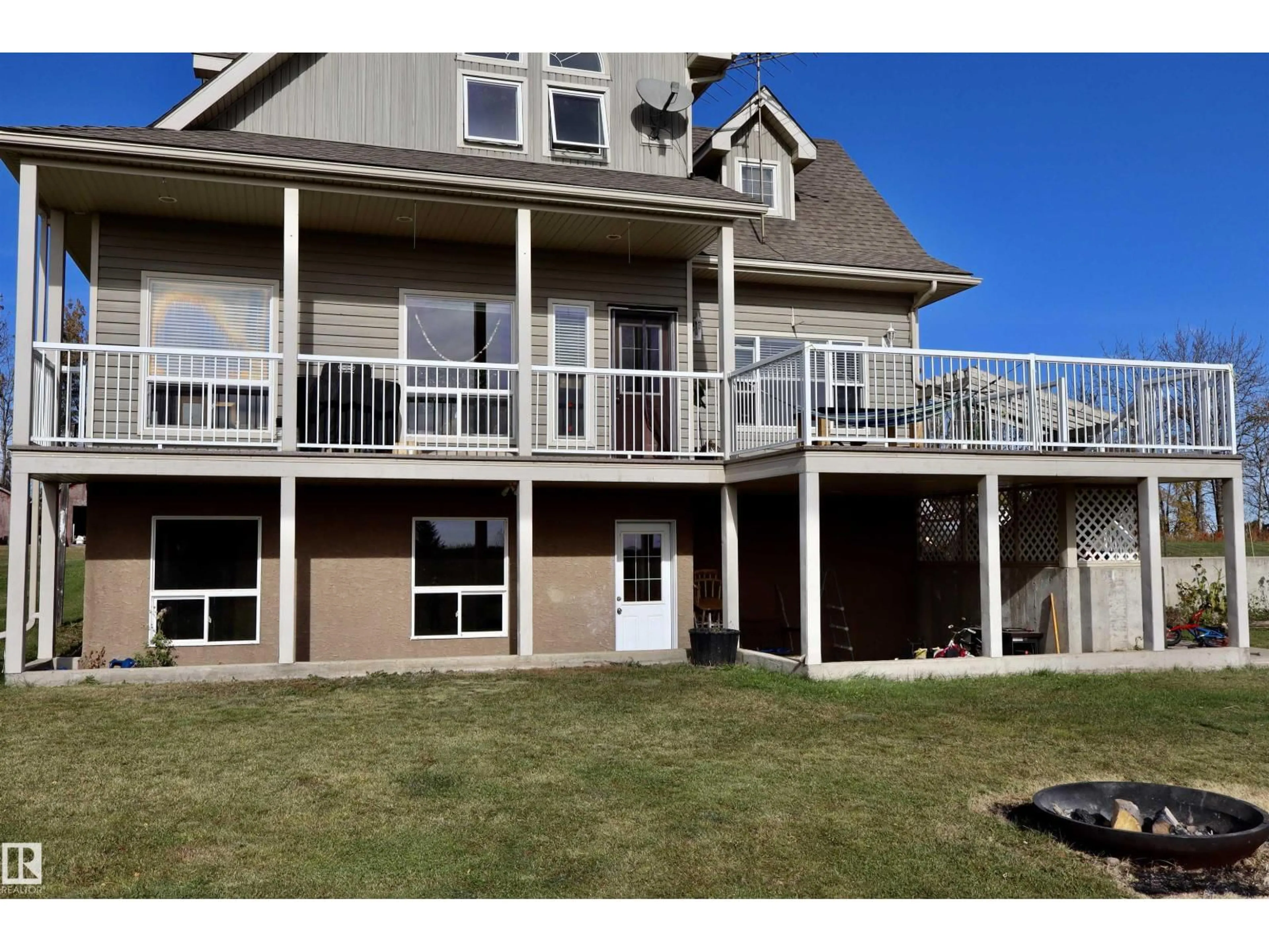 Home with vinyl exterior material, water/lake/river/ocean view for 3513 TWP. RD. 613A, Rural Barrhead County Alberta T7N1N2