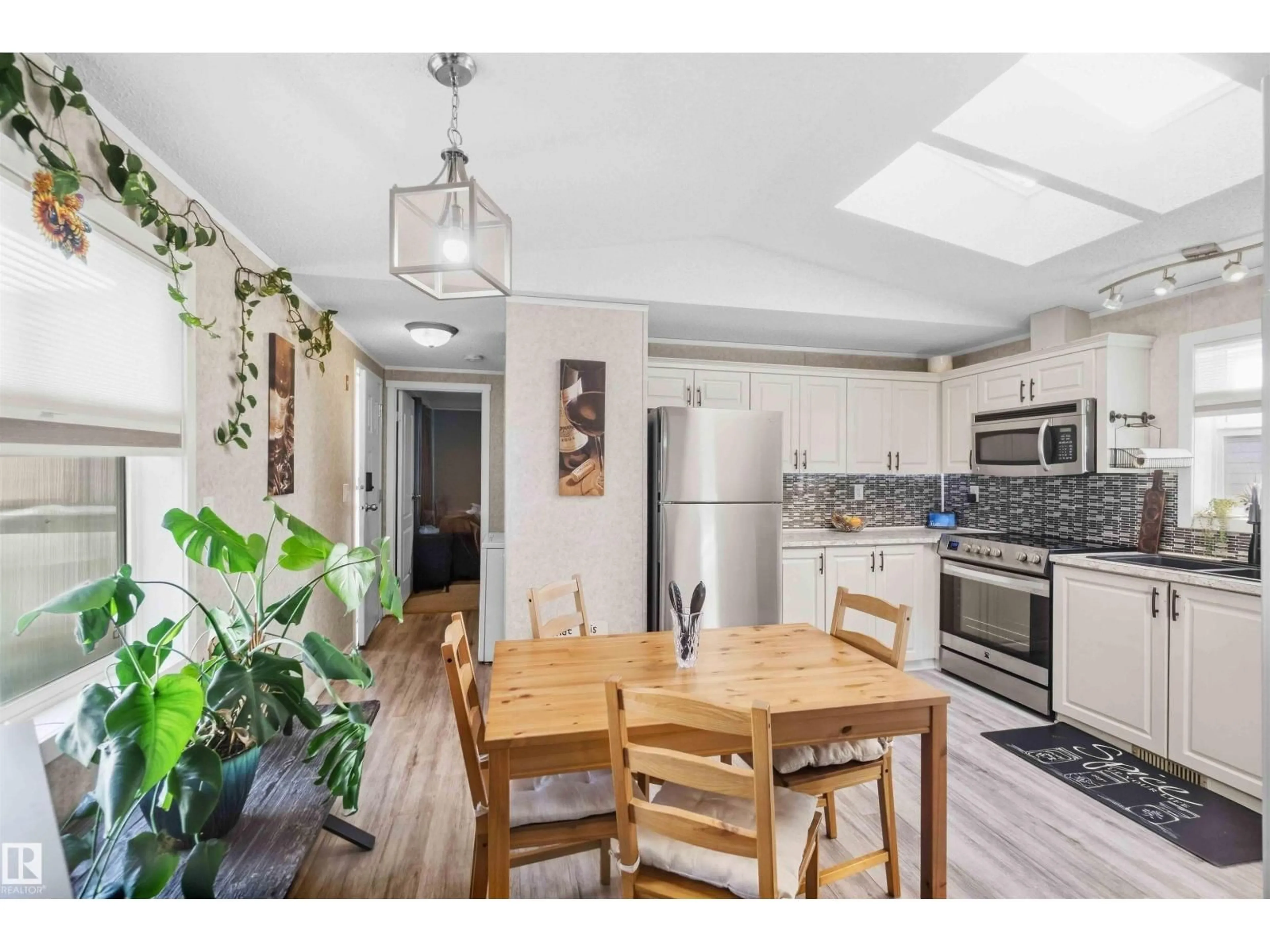 Open concept kitchen, unknown for 442 OAK WOOD CR, Edmonton Alberta T6P0B2