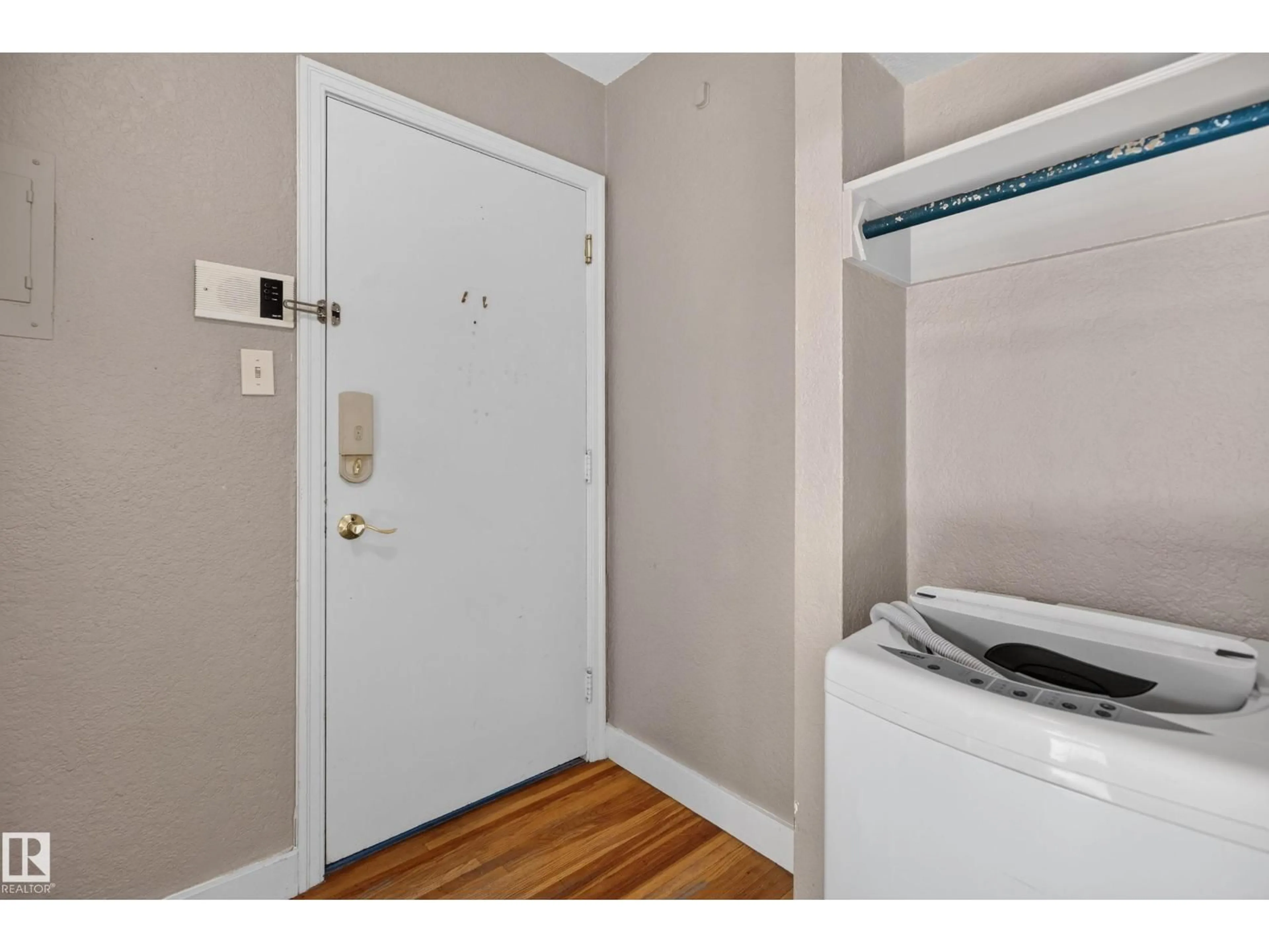 Indoor entryway for #7 - 11614 112 AV NW, Edmonton Alberta T5G0H7
