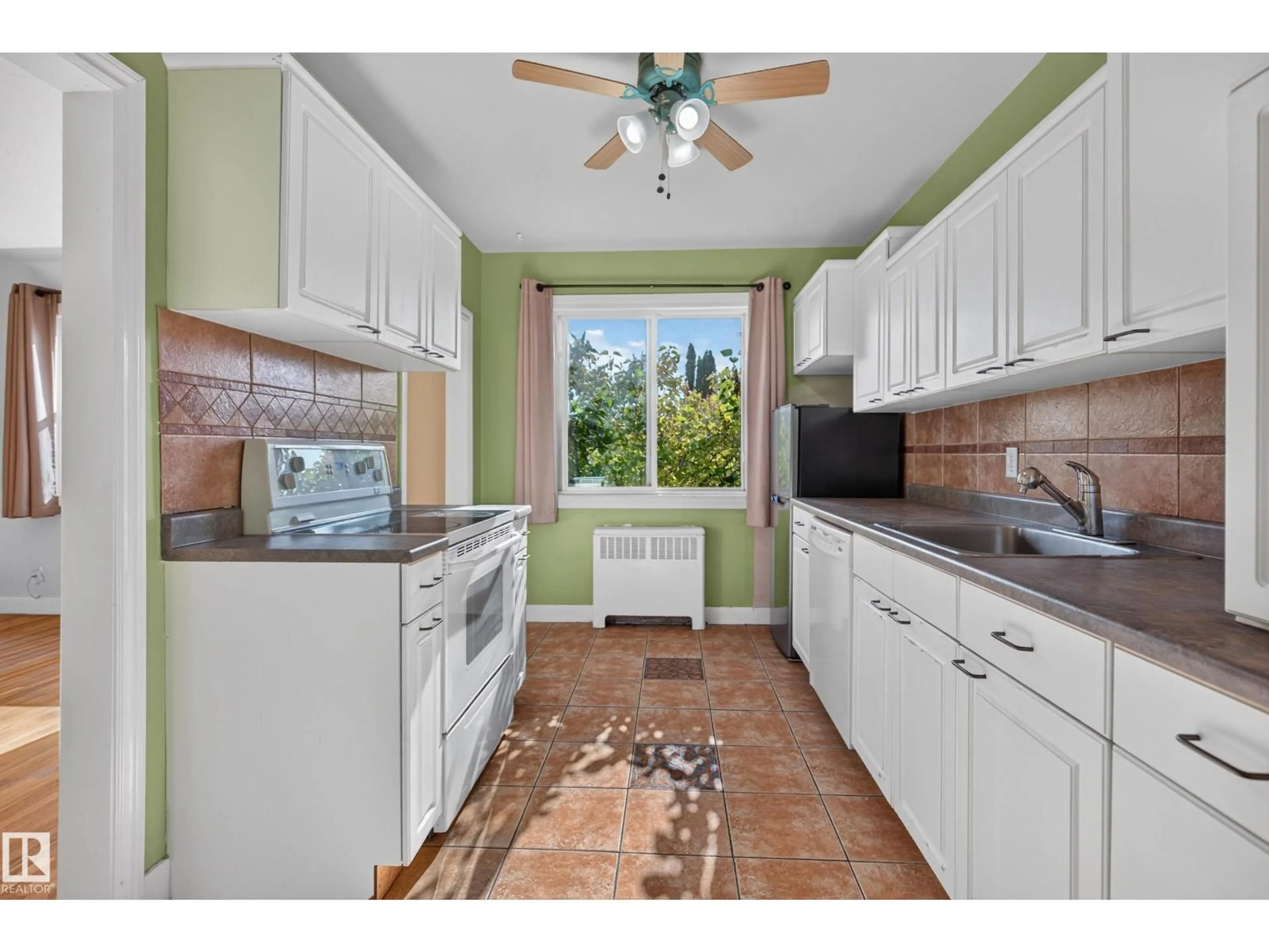 Standard kitchen, ceramic/tile floor for #7 - 11614 112 AV NW, Edmonton Alberta T5G0H7