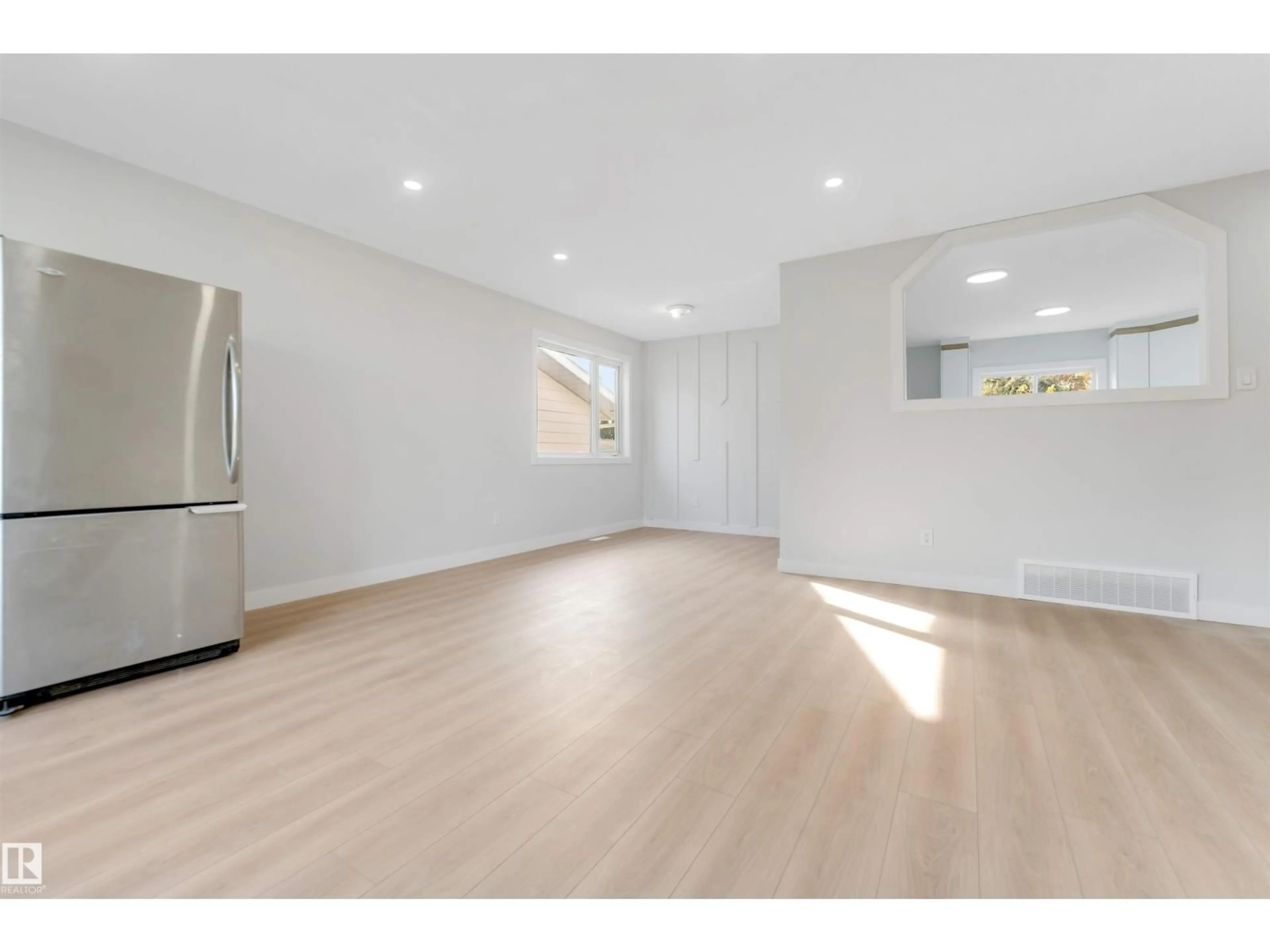 A pic of a room for 3432 60 ST, Edmonton Alberta T6L1E2