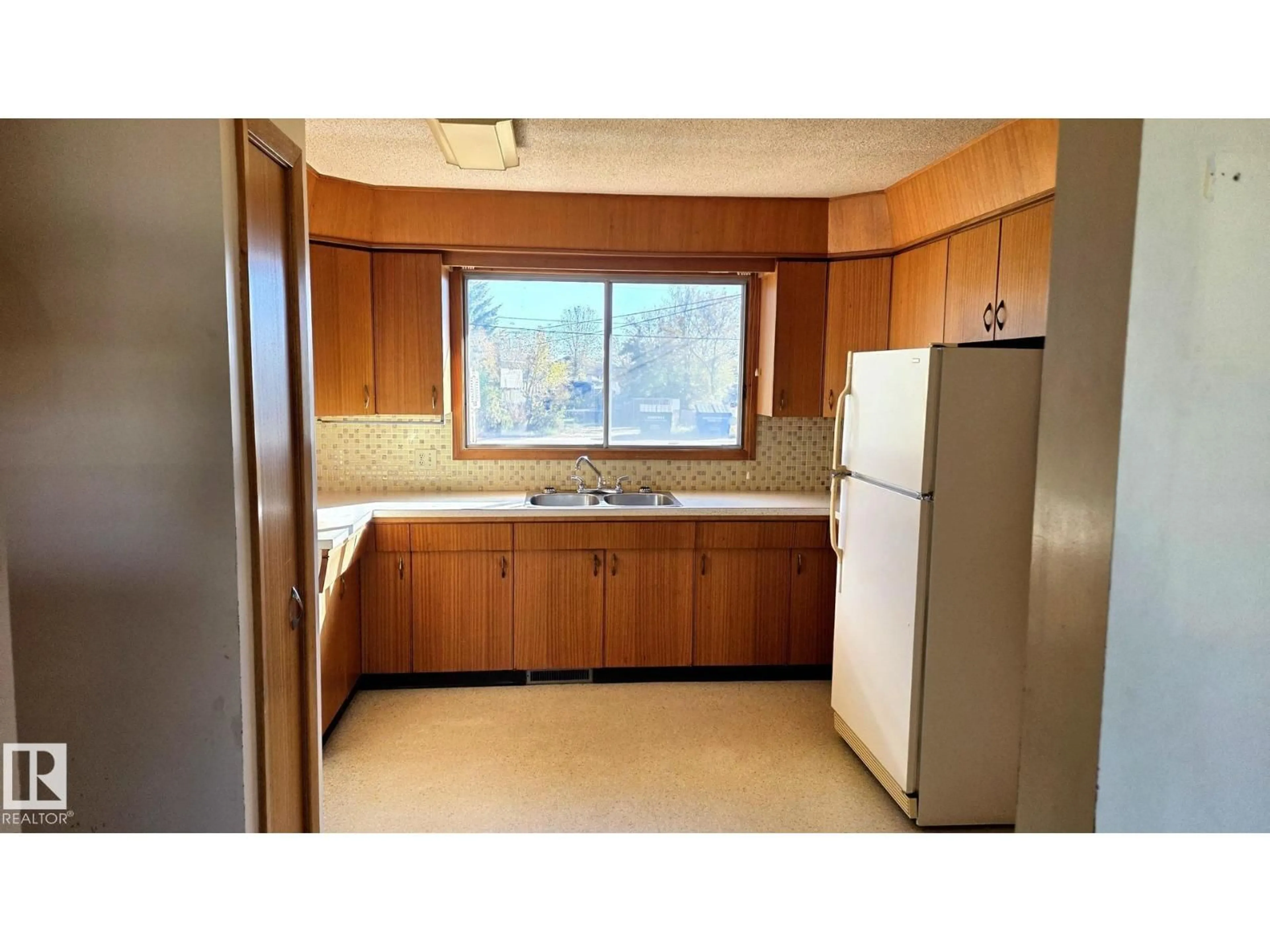 Standard kitchen, unknown for 5517 49 ST, Vegreville Alberta T9C1G5