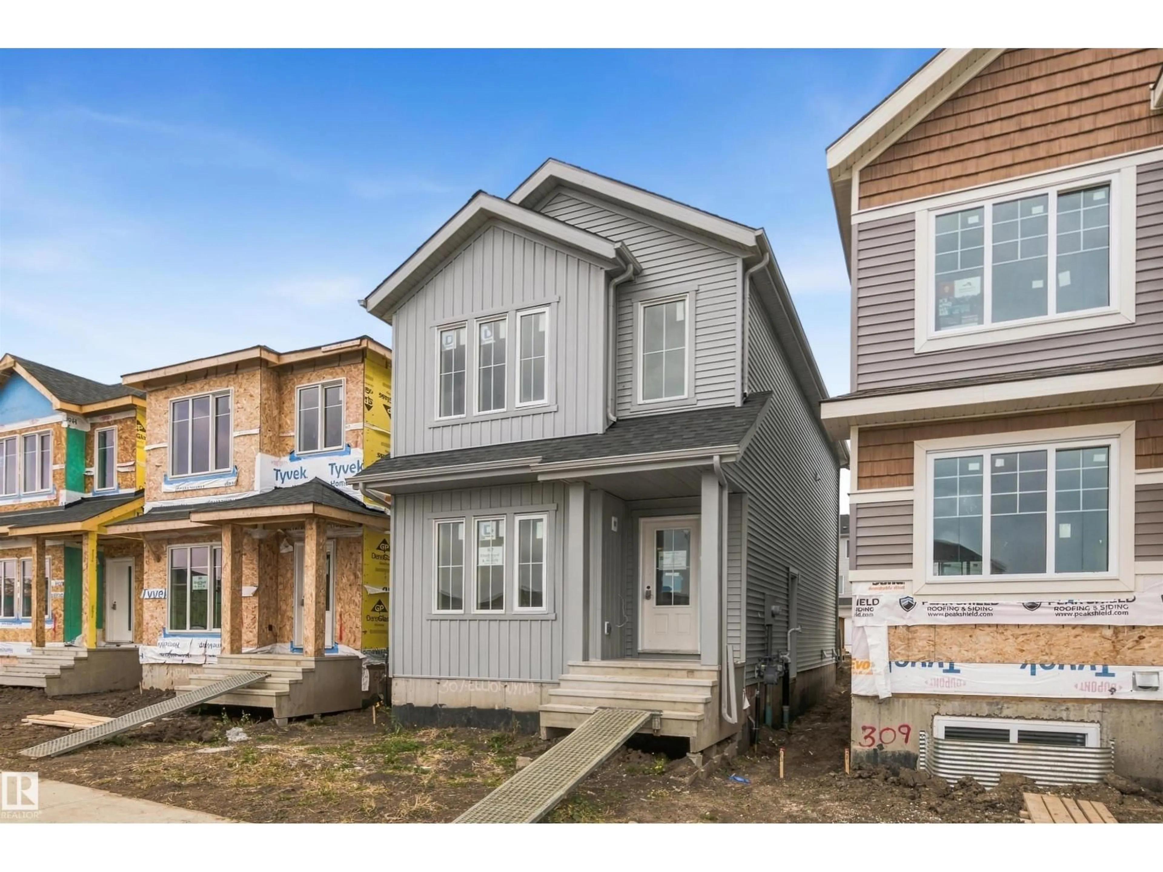 Home with vinyl exterior material, street for 307 ELLIOTT WD, Fort Saskatchewan Alberta T8L3X6