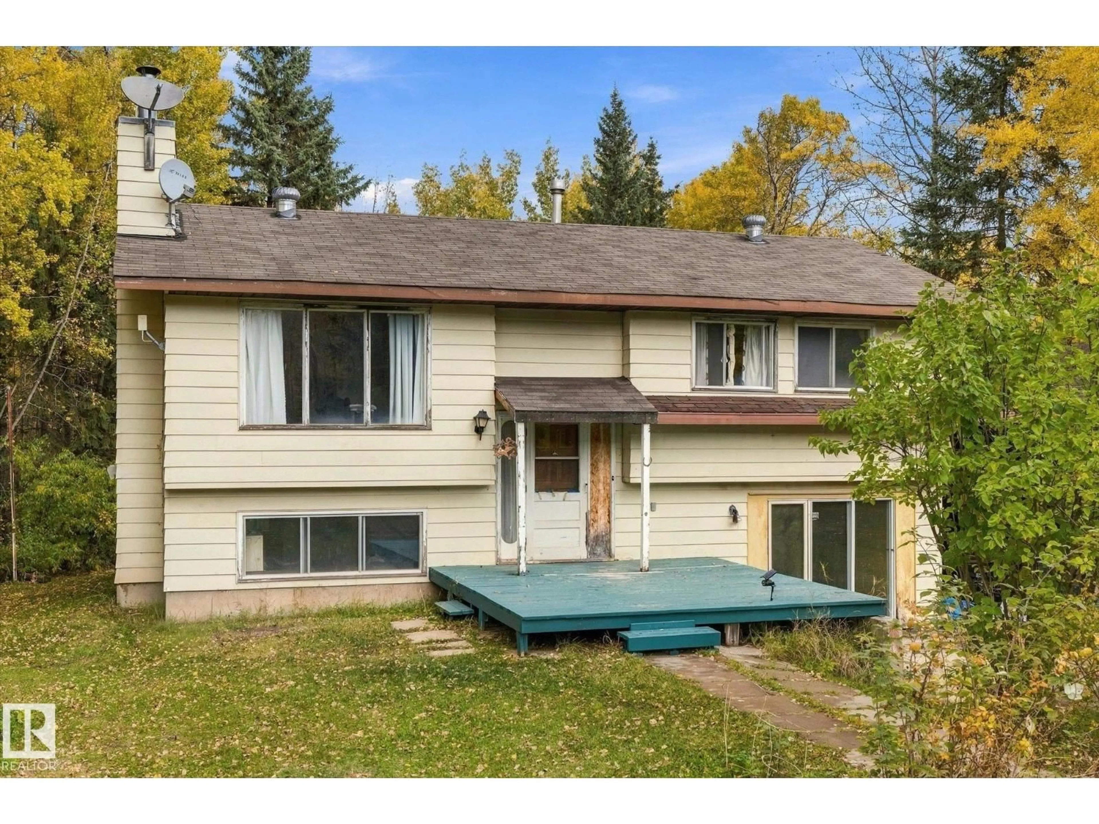 Home with vinyl exterior material, street for 53301 - 25 RGE ROAD 32, Rural Parkland County Alberta T0E0N0