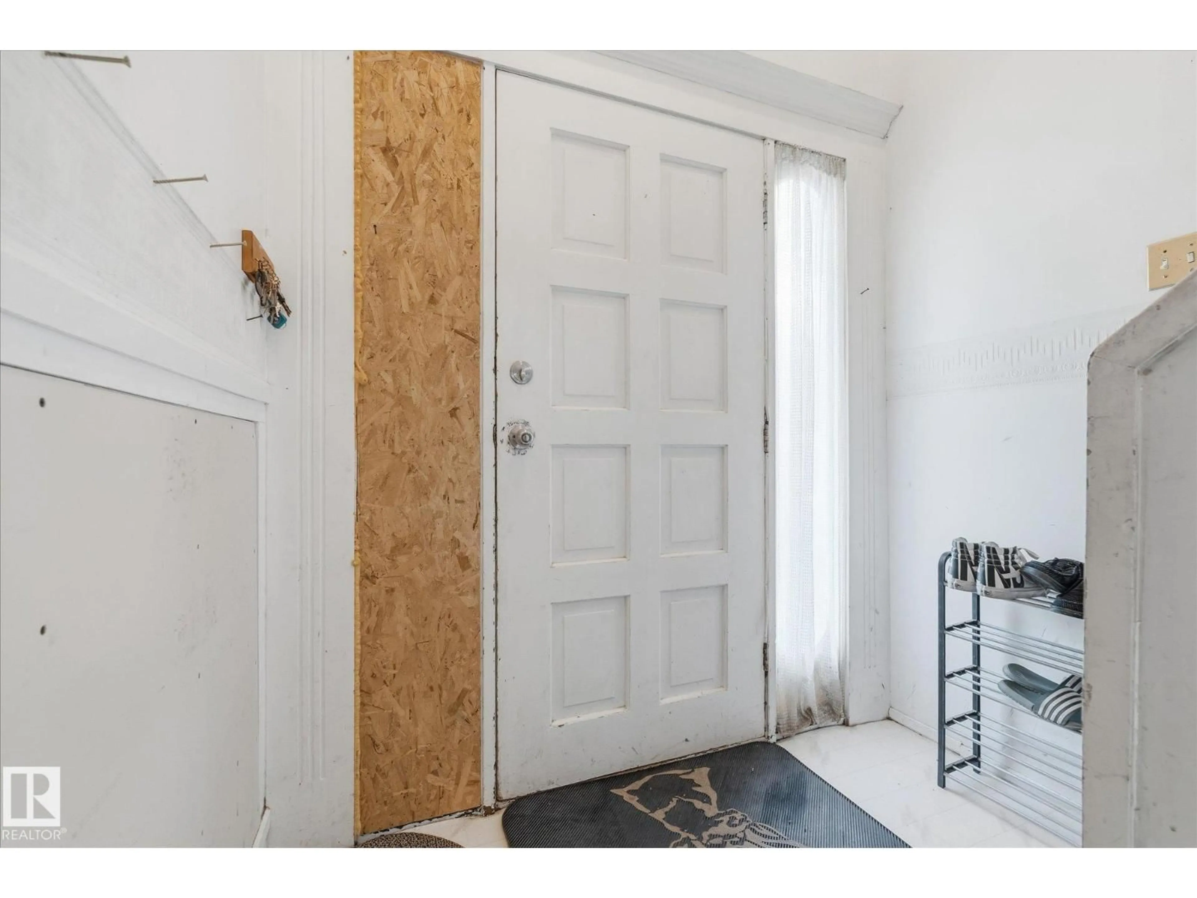 Indoor entryway for 53301 - 25 RGE ROAD 32, Rural Parkland County Alberta T0E0N0