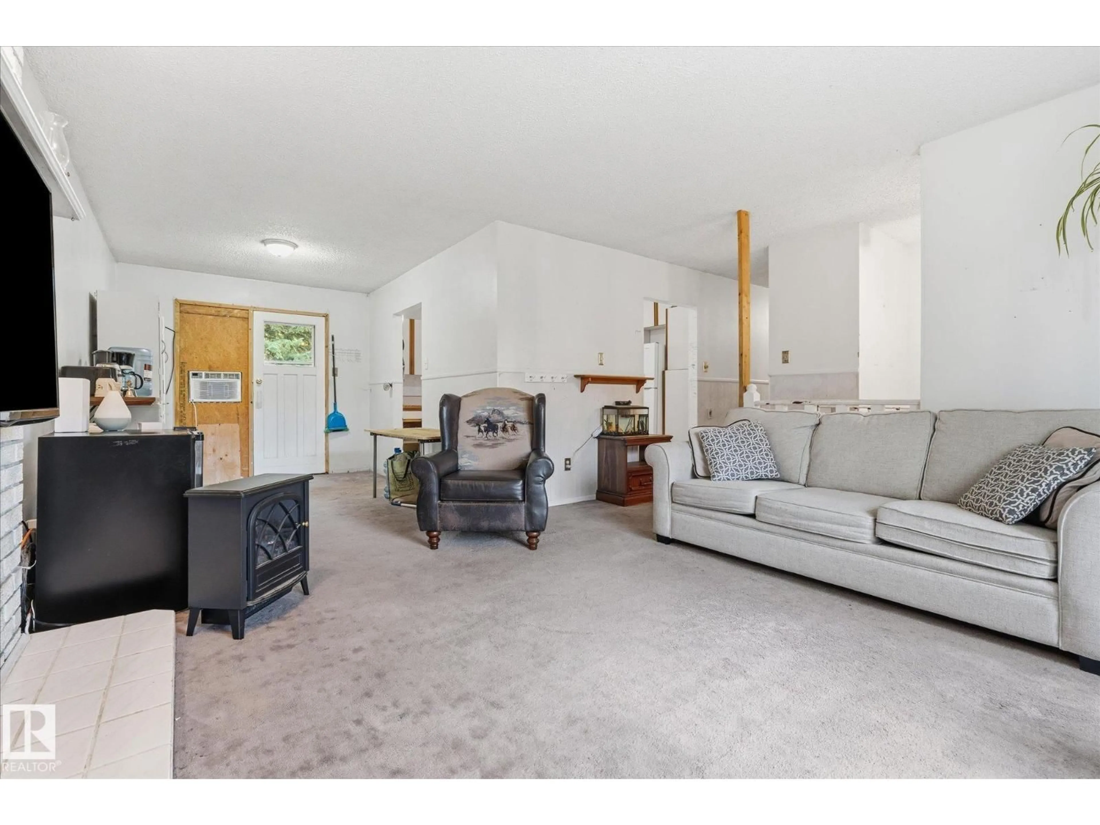 Living room with furniture, unknown for 53301 - 25 RGE ROAD 32, Rural Parkland County Alberta T0E0N0