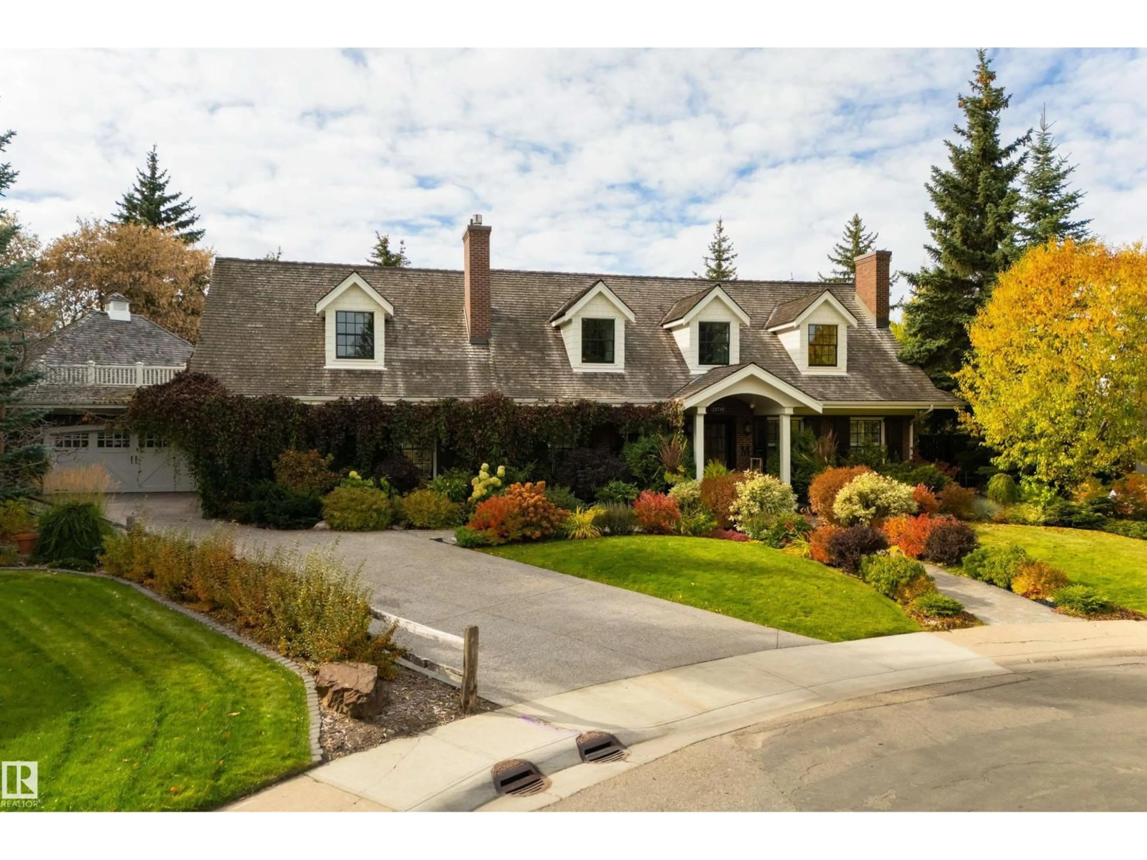 A pic from outside/outdoor area/front of a property/back of a property/a pic from drone, street for 12719 39 AV, Edmonton Alberta T6J0N3