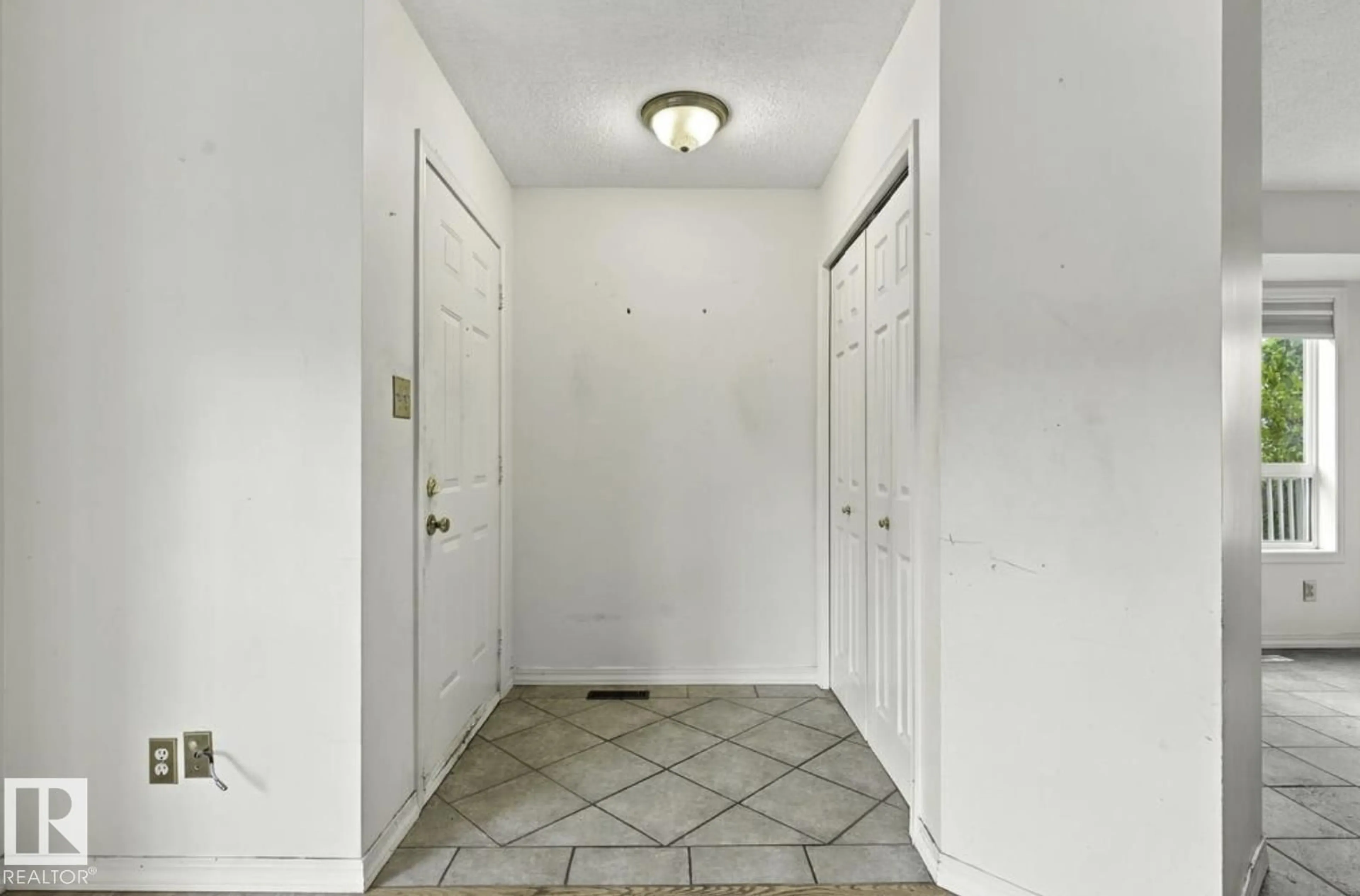 Indoor entryway for NW - 4423 36A ST, Edmonton Alberta T6L6K5