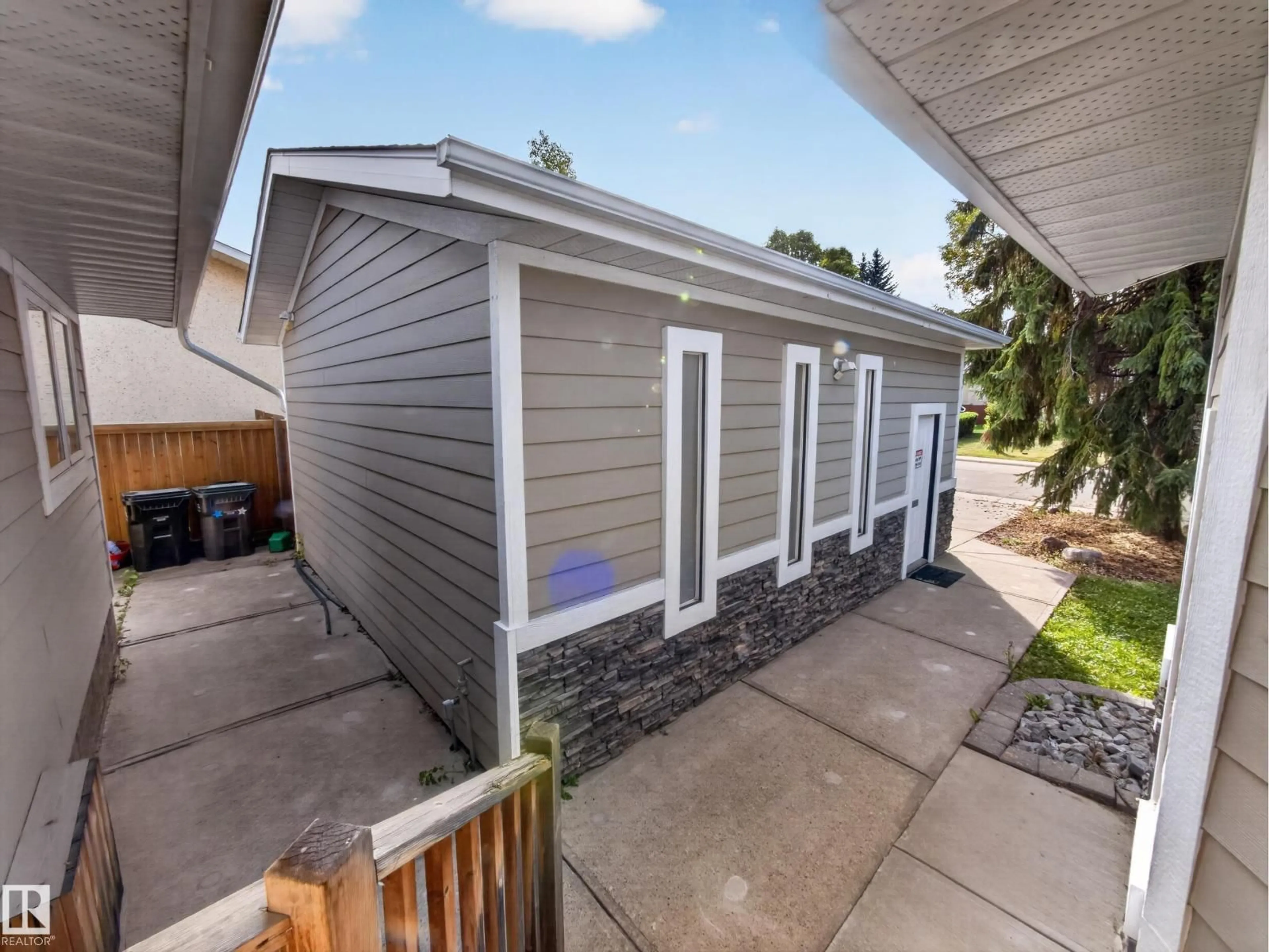 Home with vinyl exterior material, street for 16 GREENWOOD WY, Sherwood Park Alberta T8A0J5