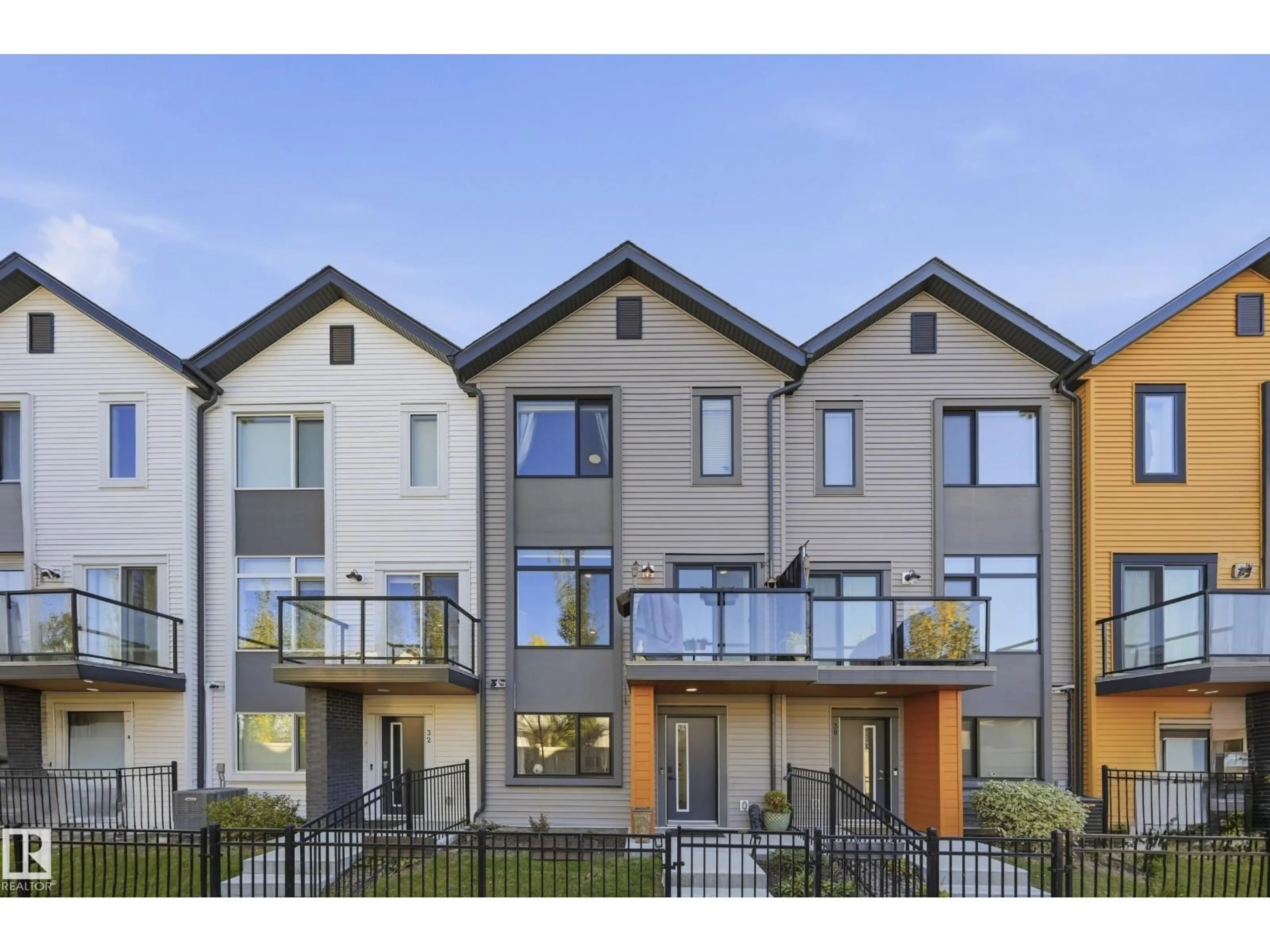 A pic from outside/outdoor area/front of a property/back of a property/a pic from drone, street for #31 - 1010 RABBIT HILL RD, Edmonton Alberta T6W4G7