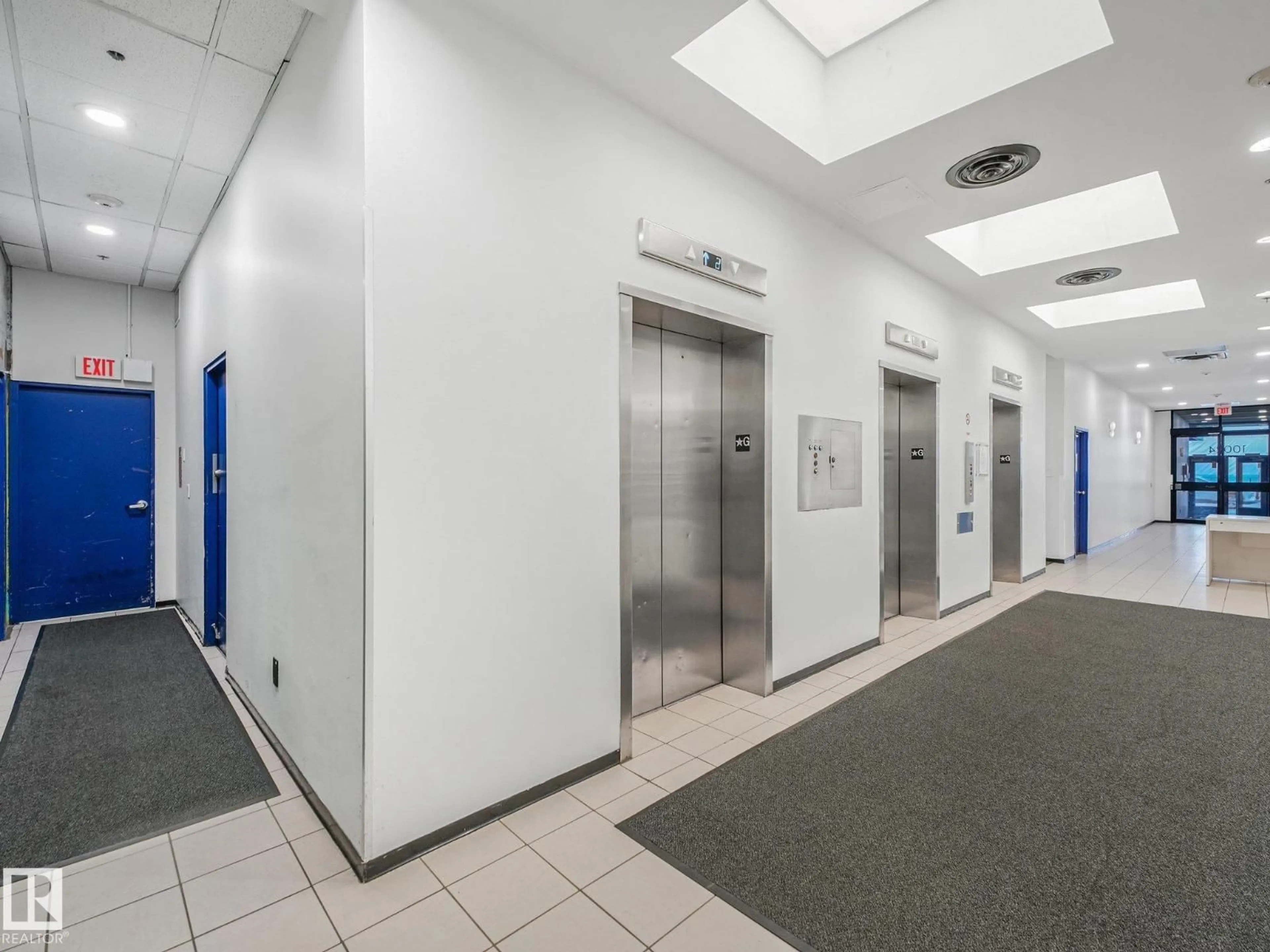 Indoor foyer for #206 - 10024 JASPER AV, Edmonton Alberta T5J1R9
