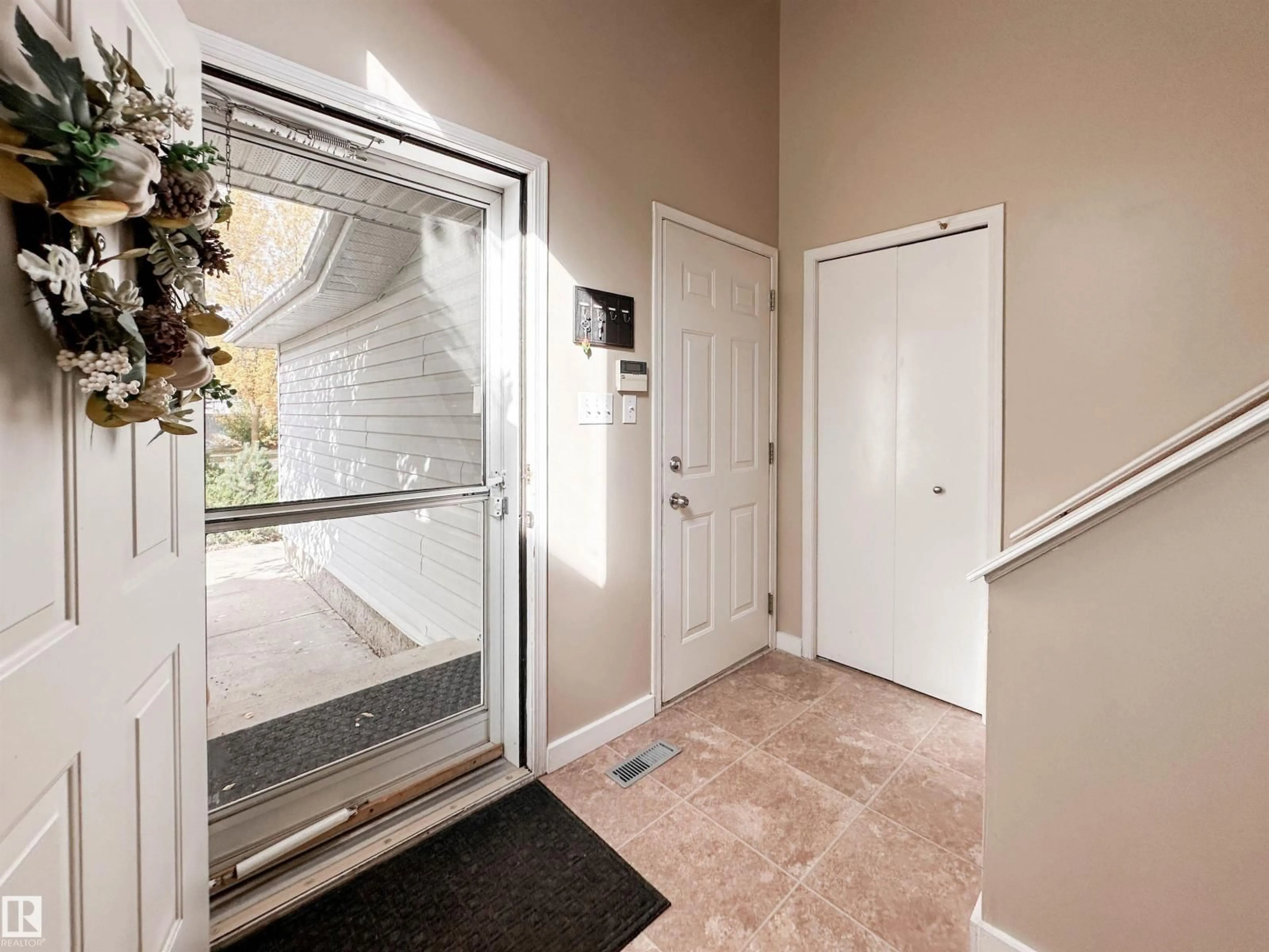 Indoor entryway for 168 HERITAGE DR, St. Albert Alberta T8N6J7