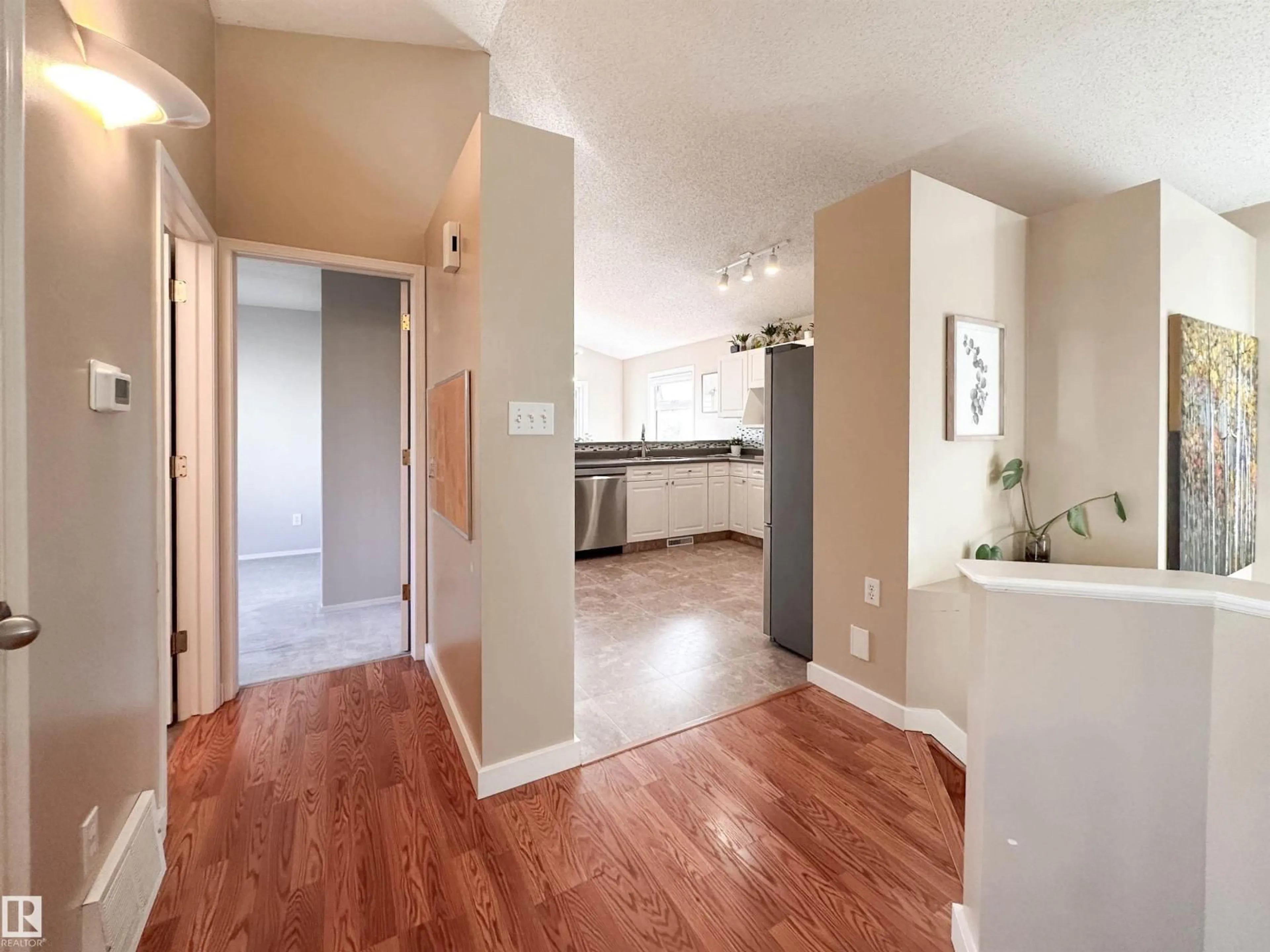 Indoor entryway for 168 HERITAGE DR, St. Albert Alberta T8N6J7