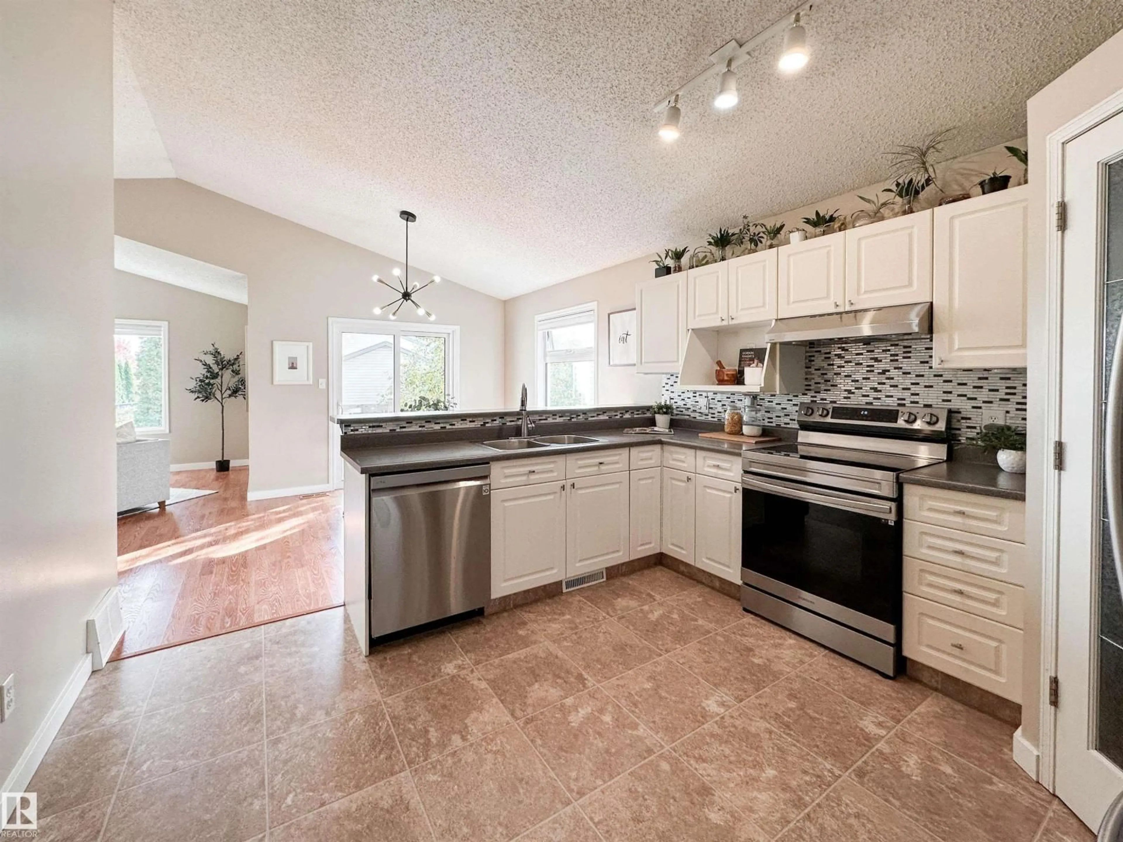 Open concept kitchen, ceramic/tile floor for 168 HERITAGE DR, St. Albert Alberta T8N6J7