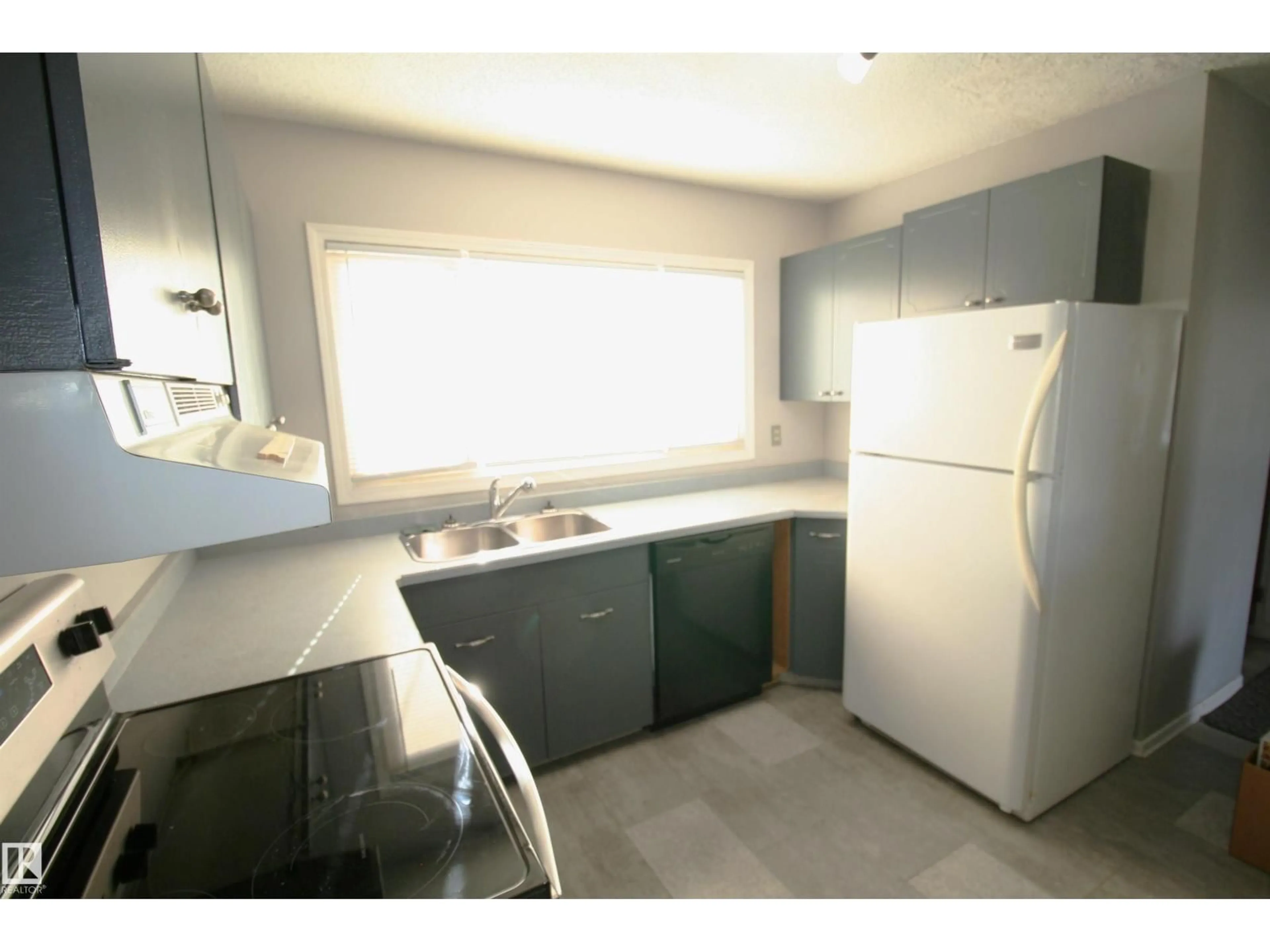 Standard kitchen, unknown for 5219 57 AV, Viking Alberta T0B4N0