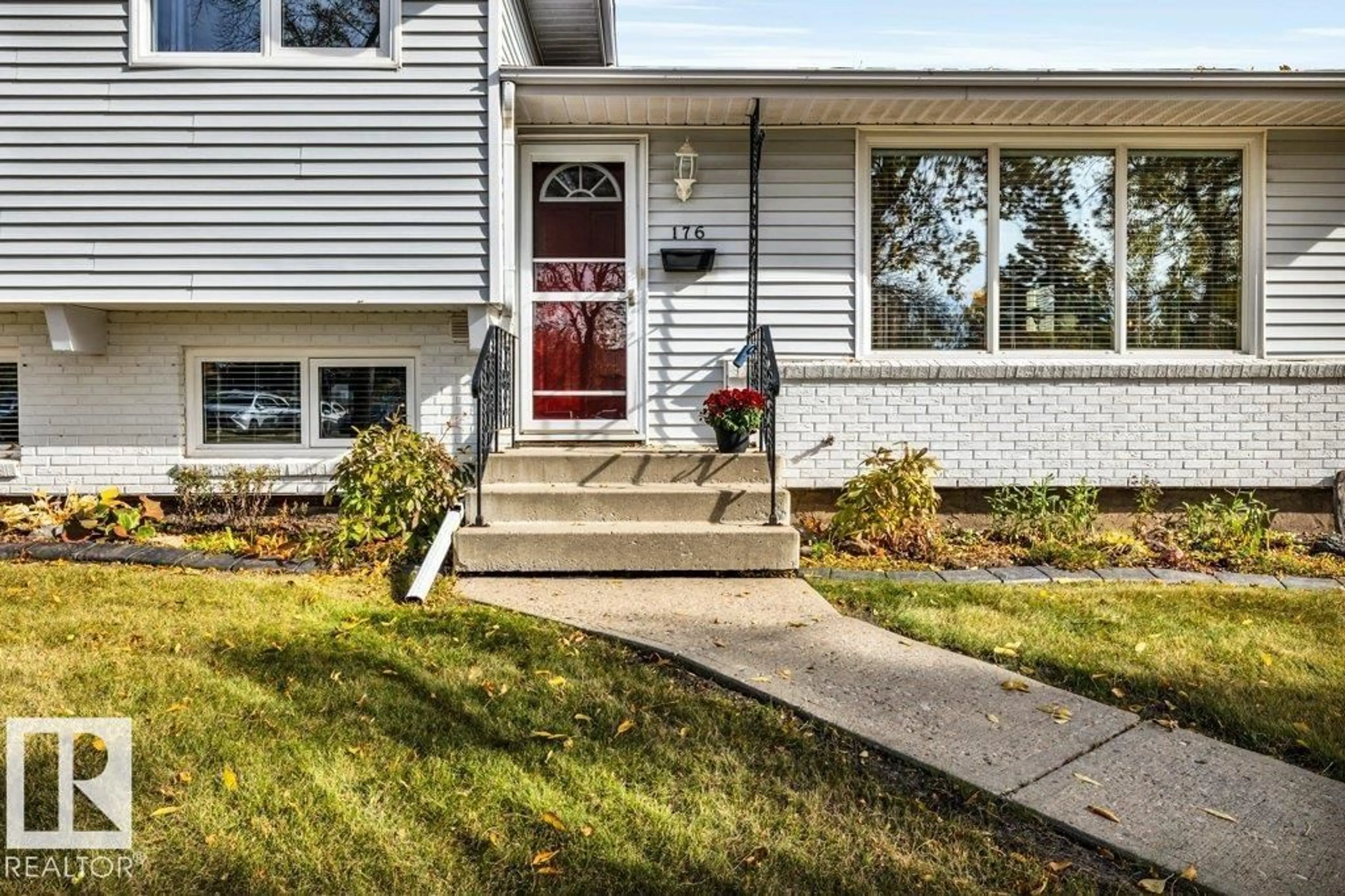 Home with vinyl exterior material, street for 176 LAROSE DR, St. Albert Alberta T8N2G8