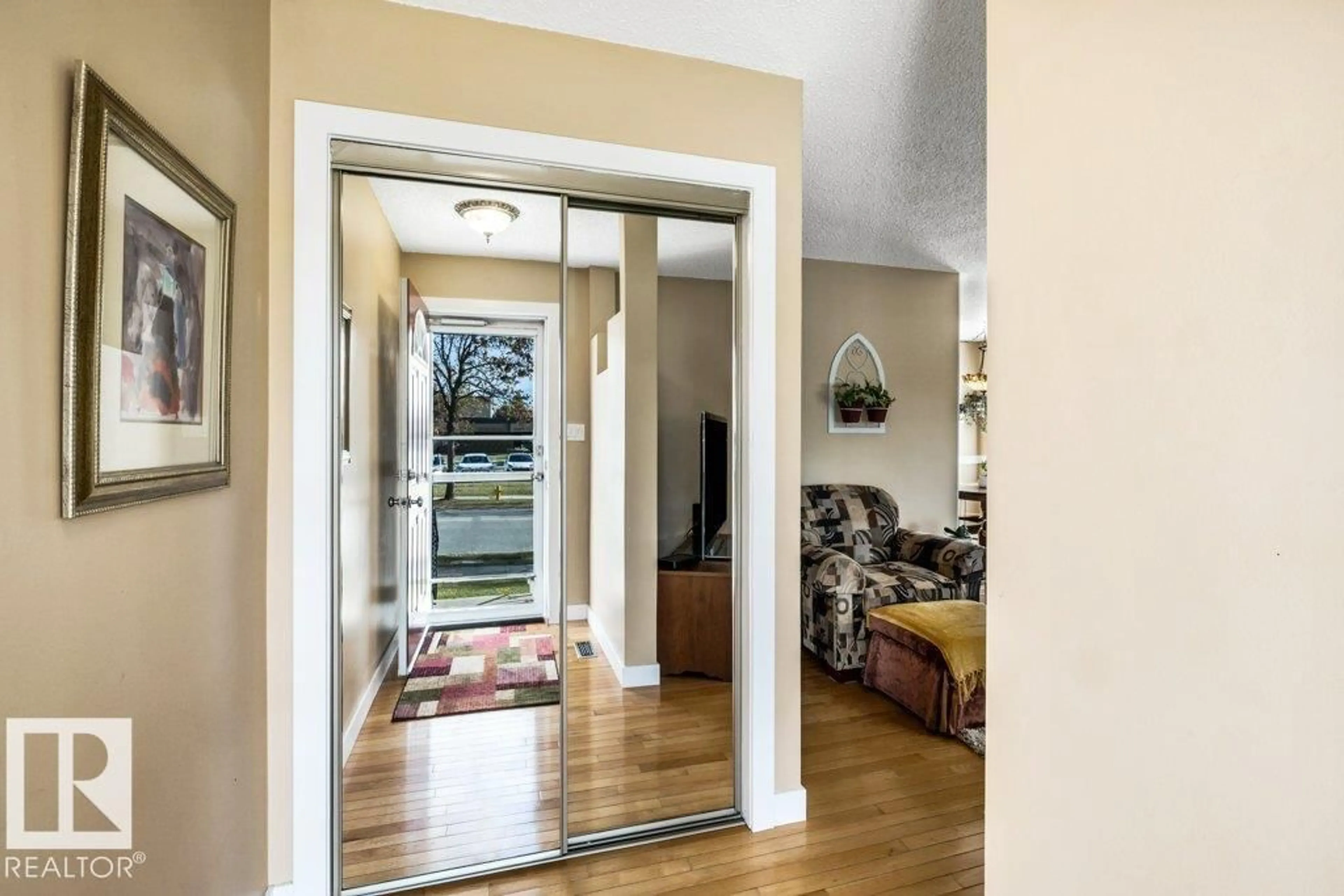Indoor entryway for 176 LAROSE DR, St. Albert Alberta T8N2G8