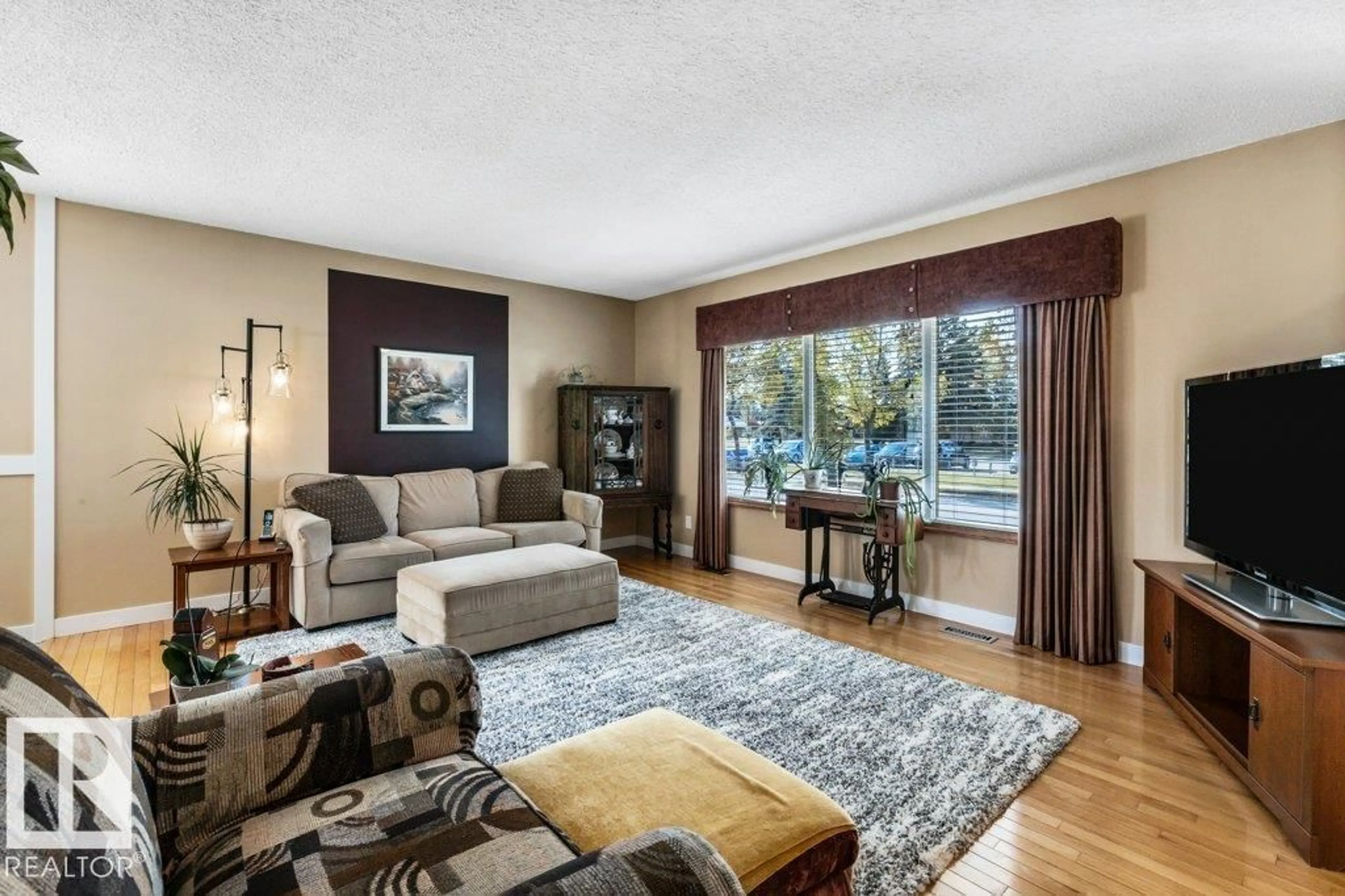 Living room with furniture, unknown for 176 LAROSE DR, St. Albert Alberta T8N2G8