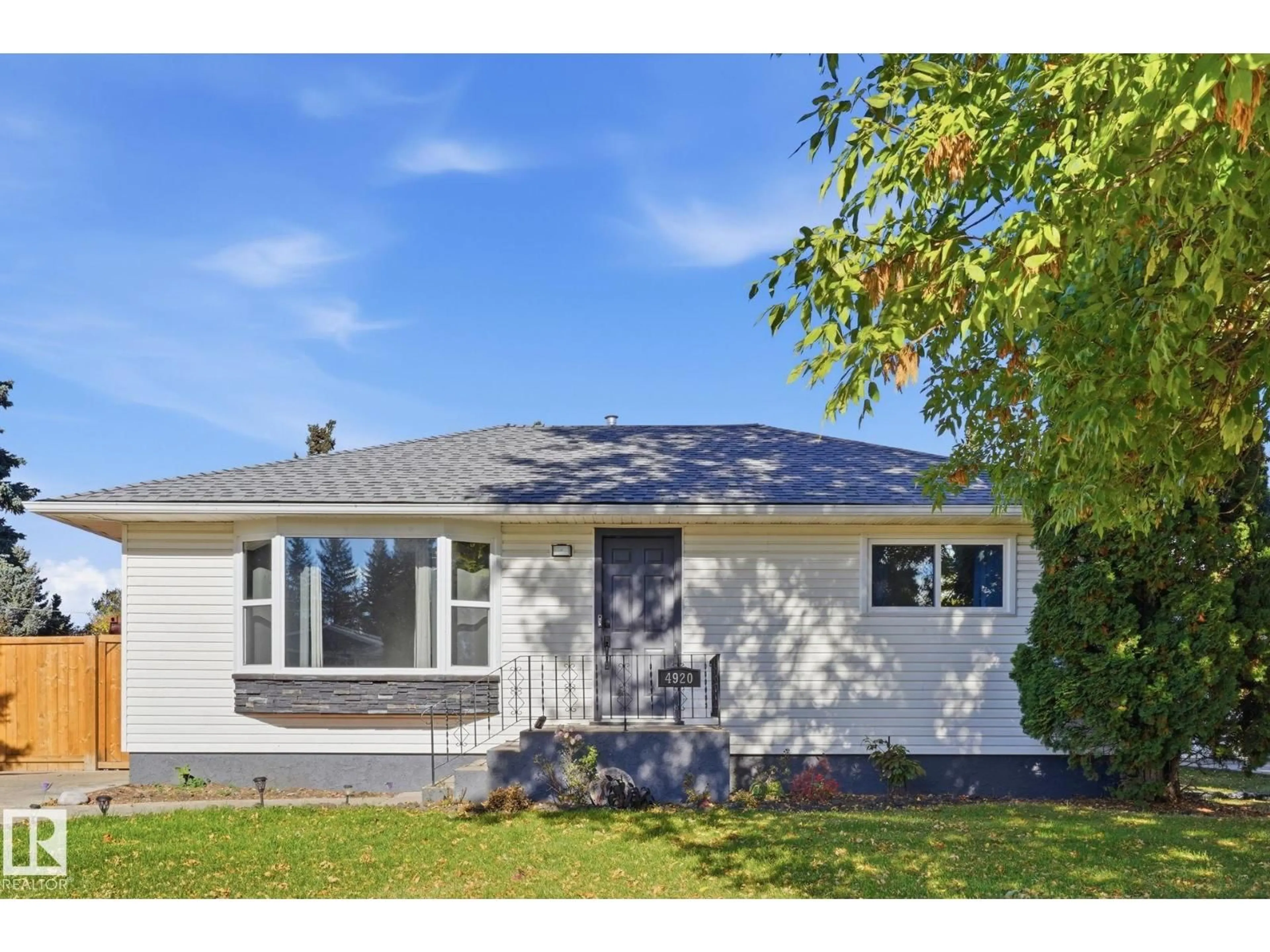 Home with vinyl exterior material, street for 4920 55 AV, Viking Alberta T0B4N0