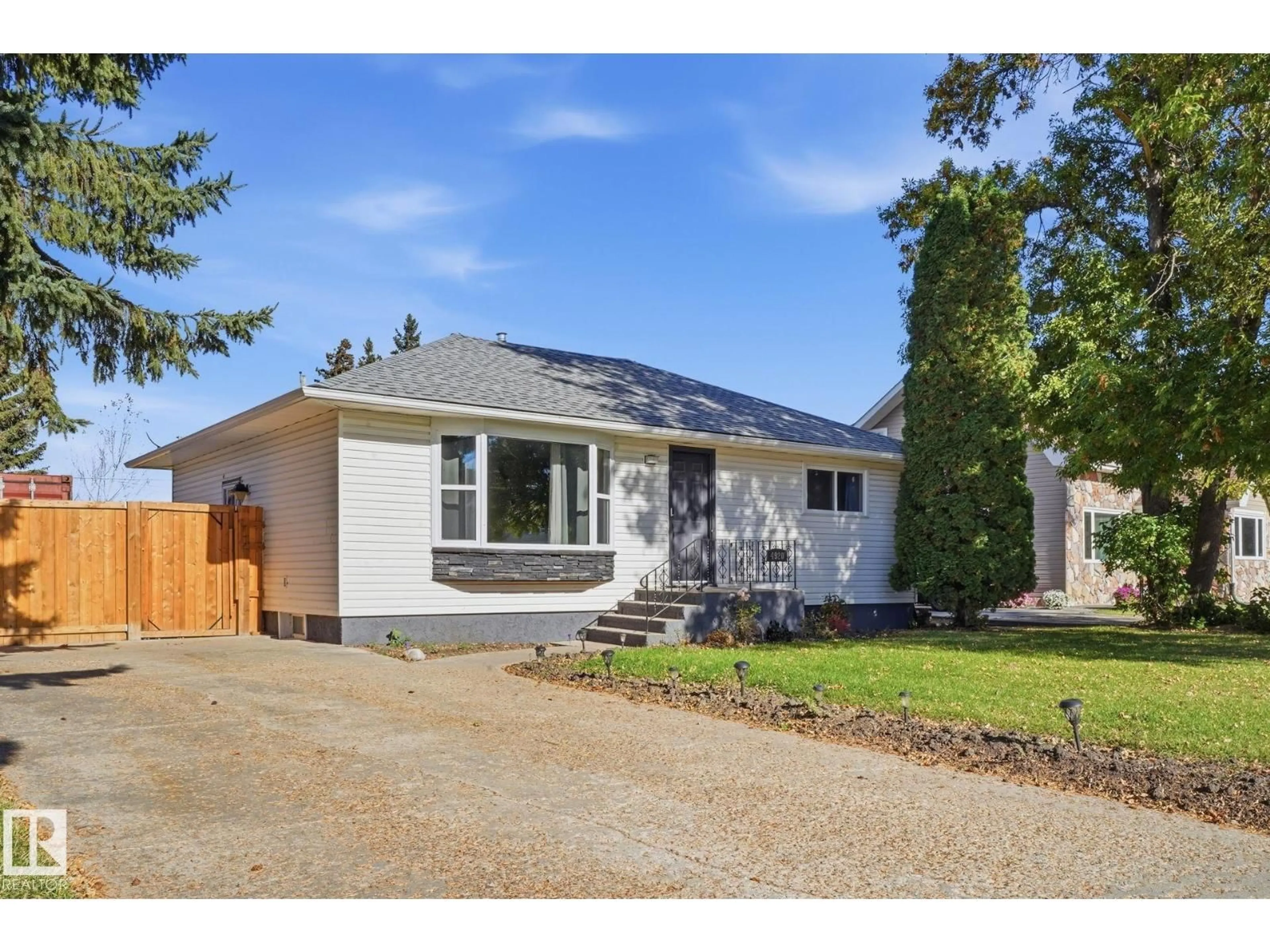 Home with vinyl exterior material, street for 4920 55 AV, Viking Alberta T0B4N0