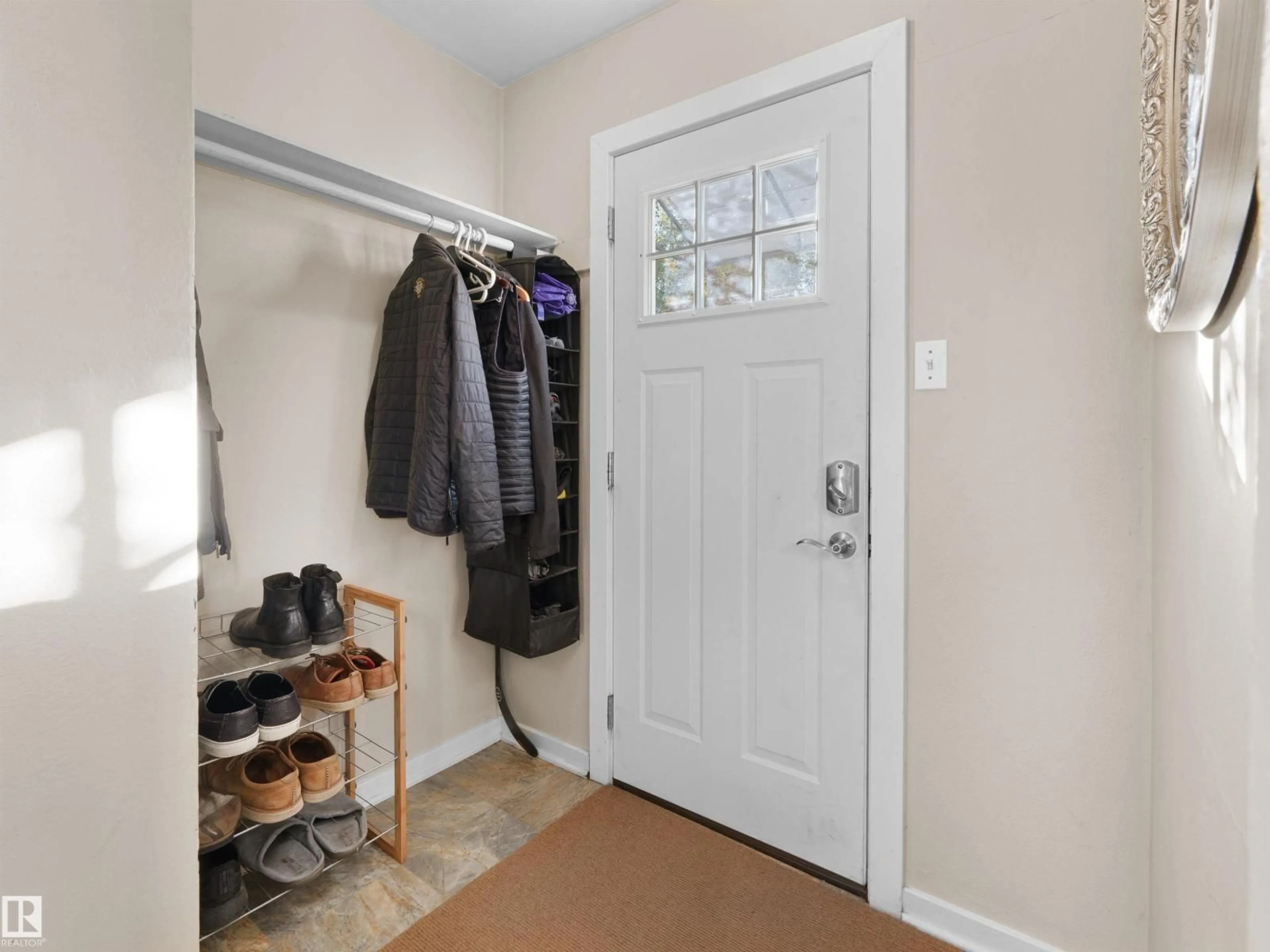 Indoor entryway for 11142 71 AV, Edmonton Alberta T6G0A4