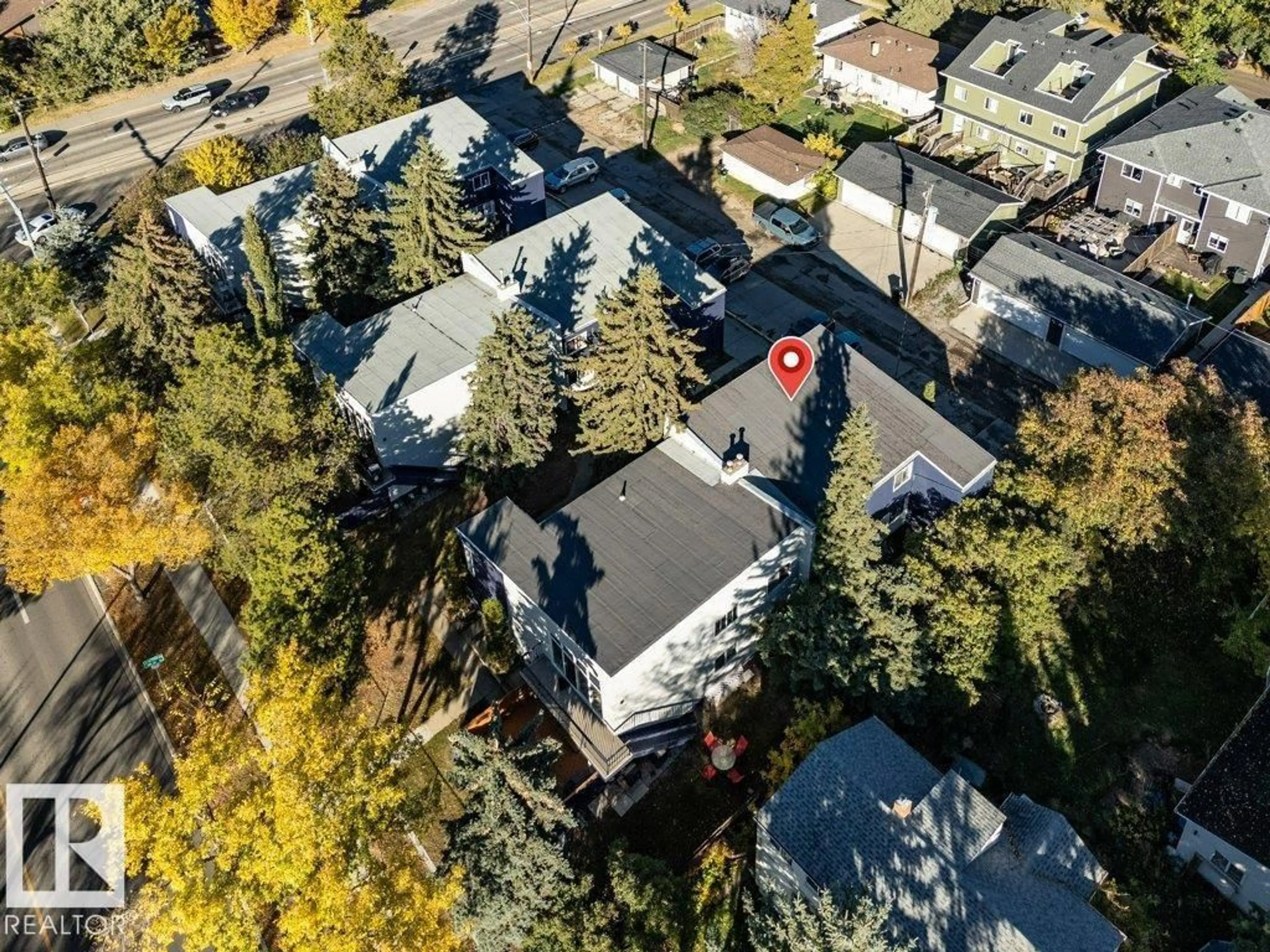 A pic from outside/outdoor area/front of a property/back of a property/a pic from drone, unknown for 10539 84 ST, Edmonton Alberta T6A3R4