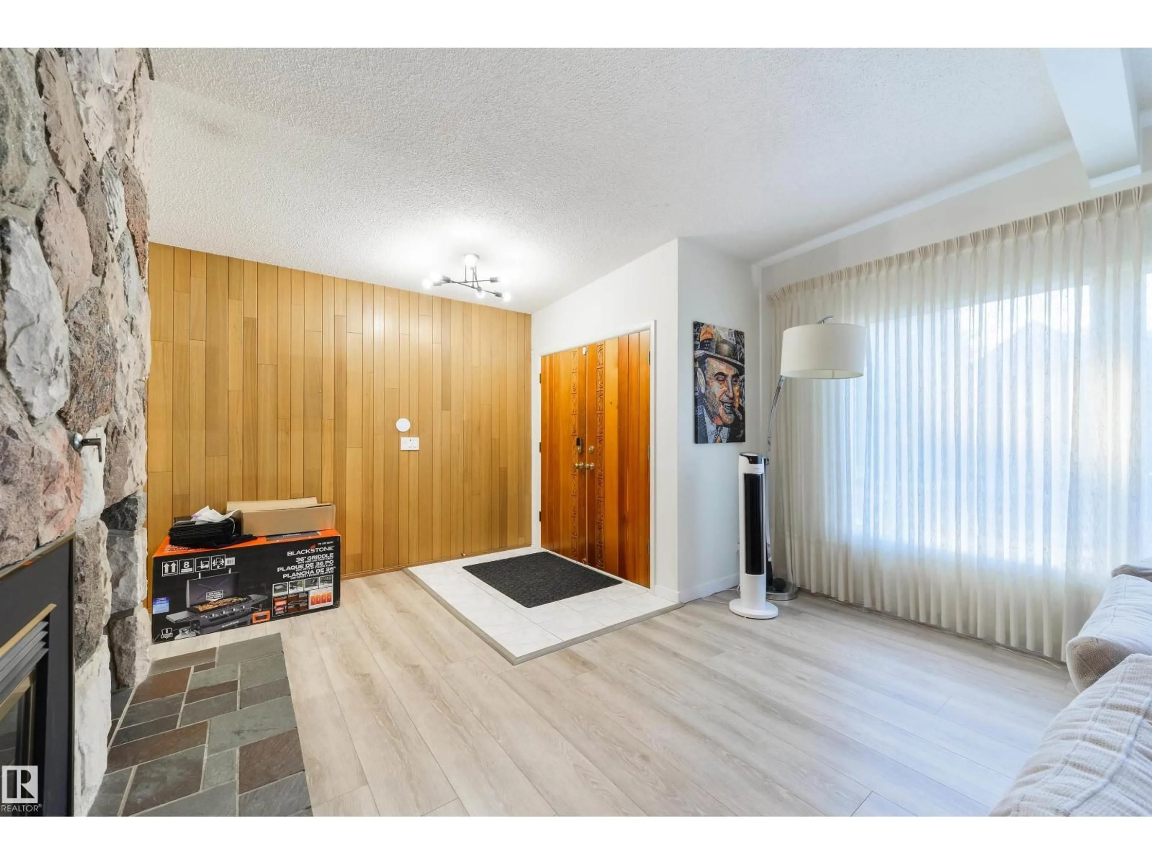 Indoor foyer for 24 VALLEYVIEW CR, Edmonton Alberta T5R5S4