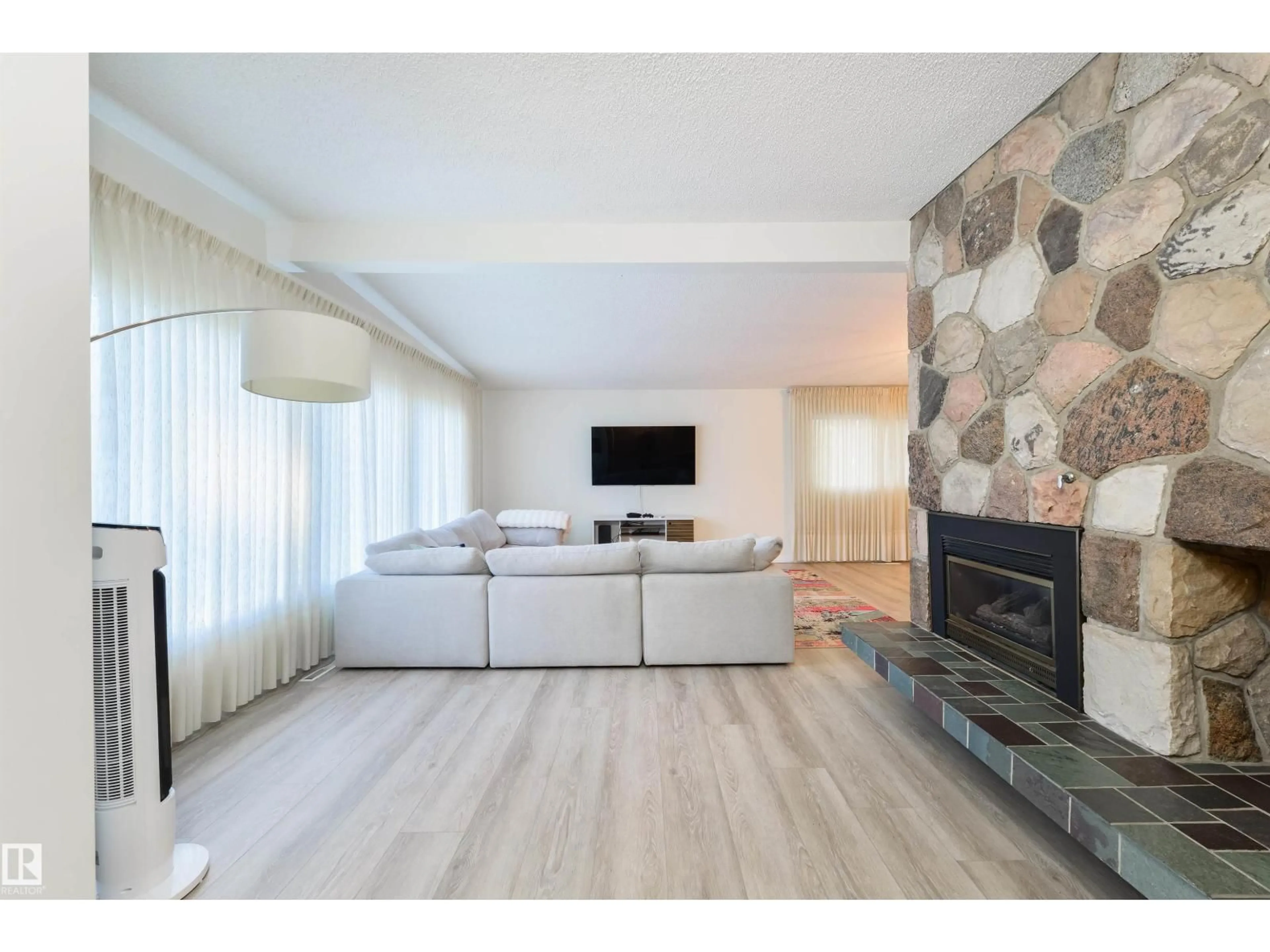 Living room with furniture, unknown for 24 VALLEYVIEW CR, Edmonton Alberta T5R5S4