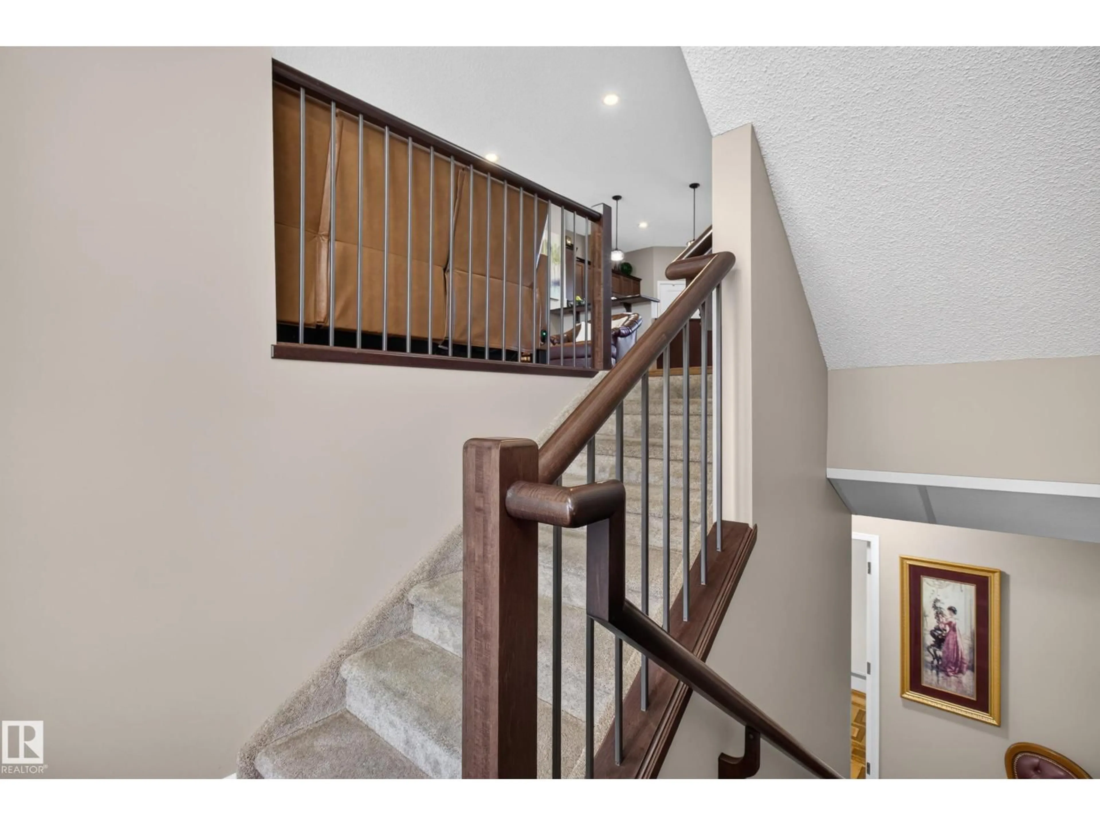 Indoor foyer for 35 101 JIM COMMON DR, Sherwood Park Alberta T8H2M1