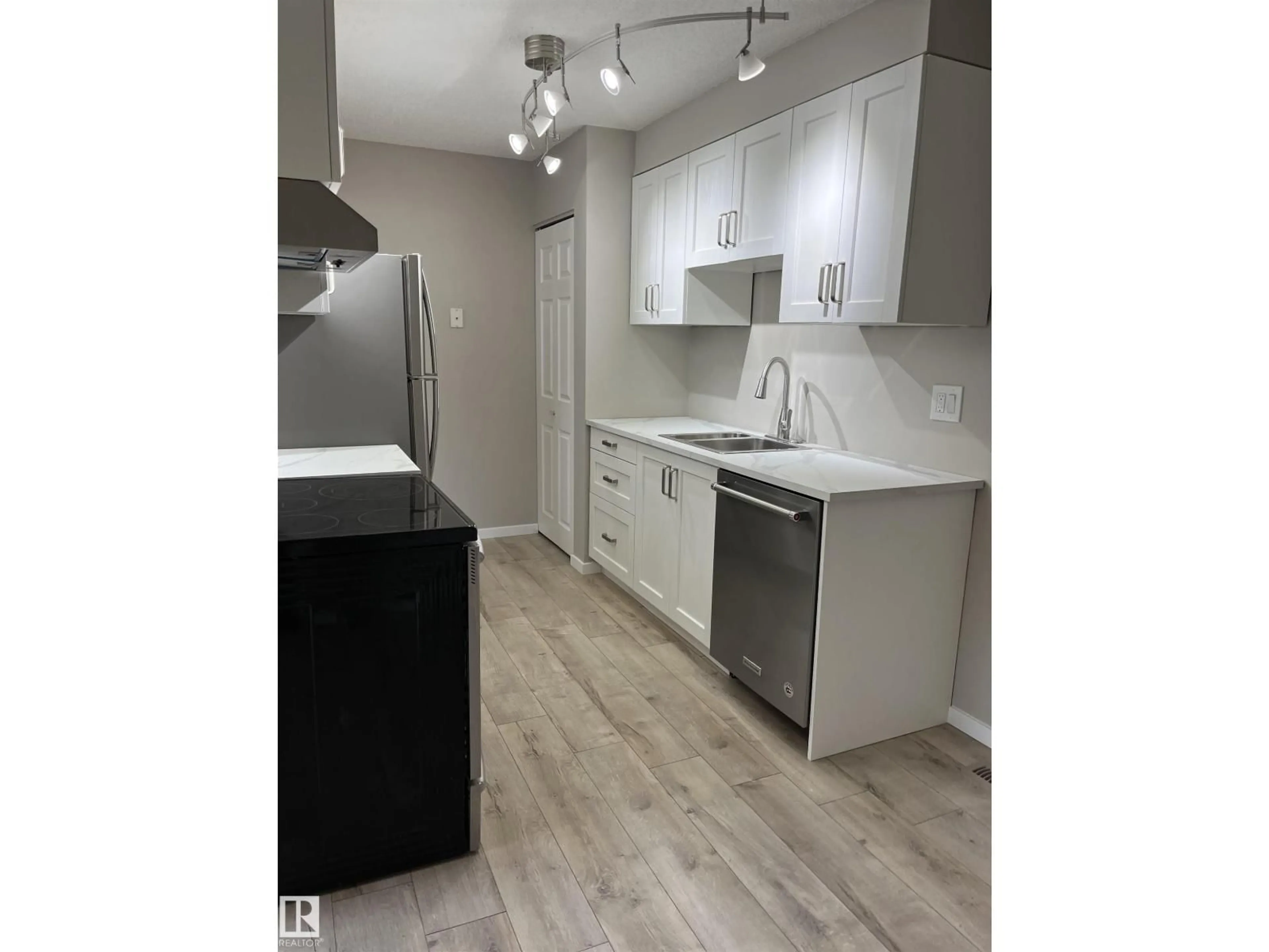 Unknown for 10 14130 80 ST, Edmonton Alberta T5C1L6
