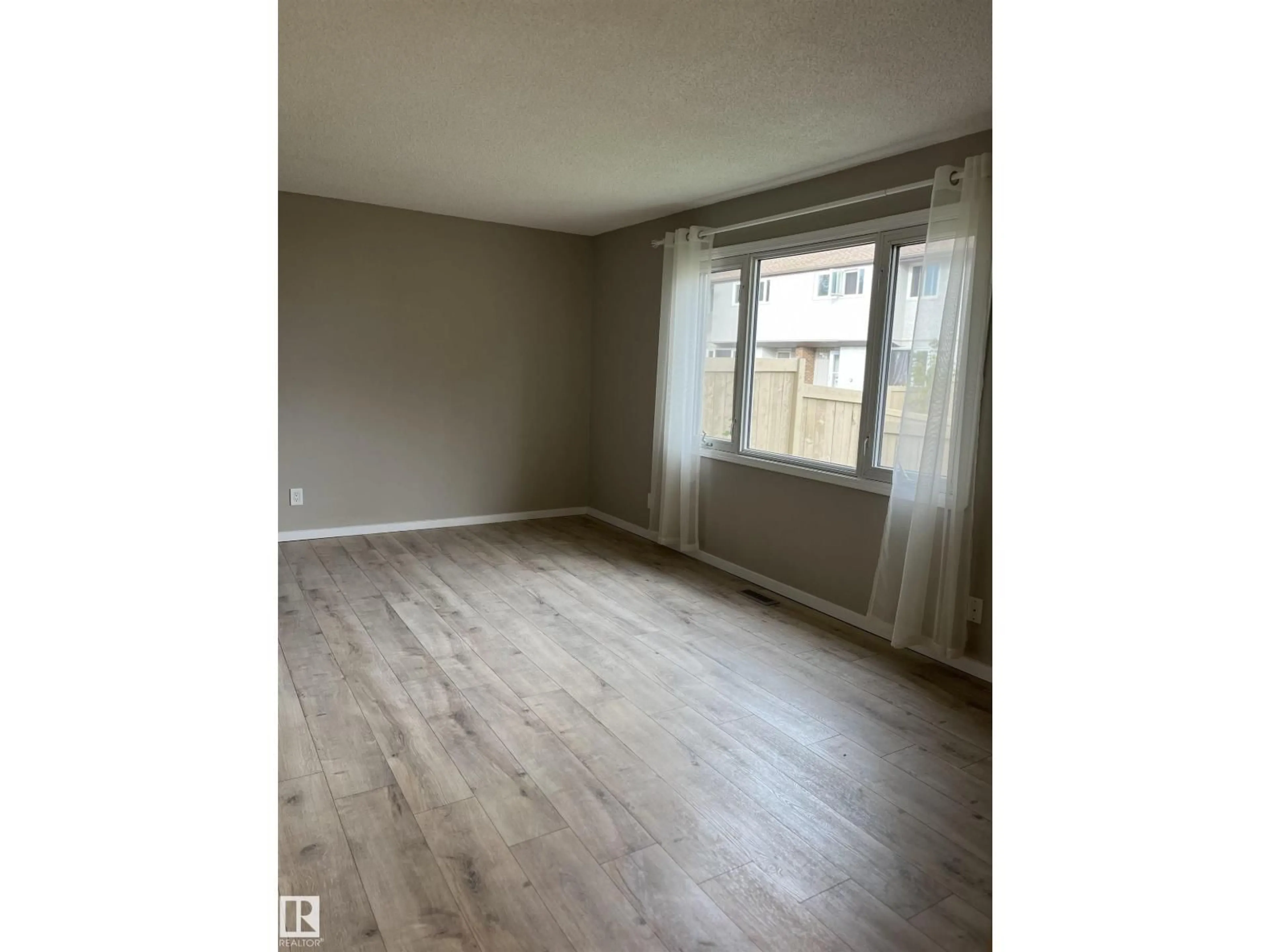 A pic of a room for 10 14130 80 ST, Edmonton Alberta T5C1L6
