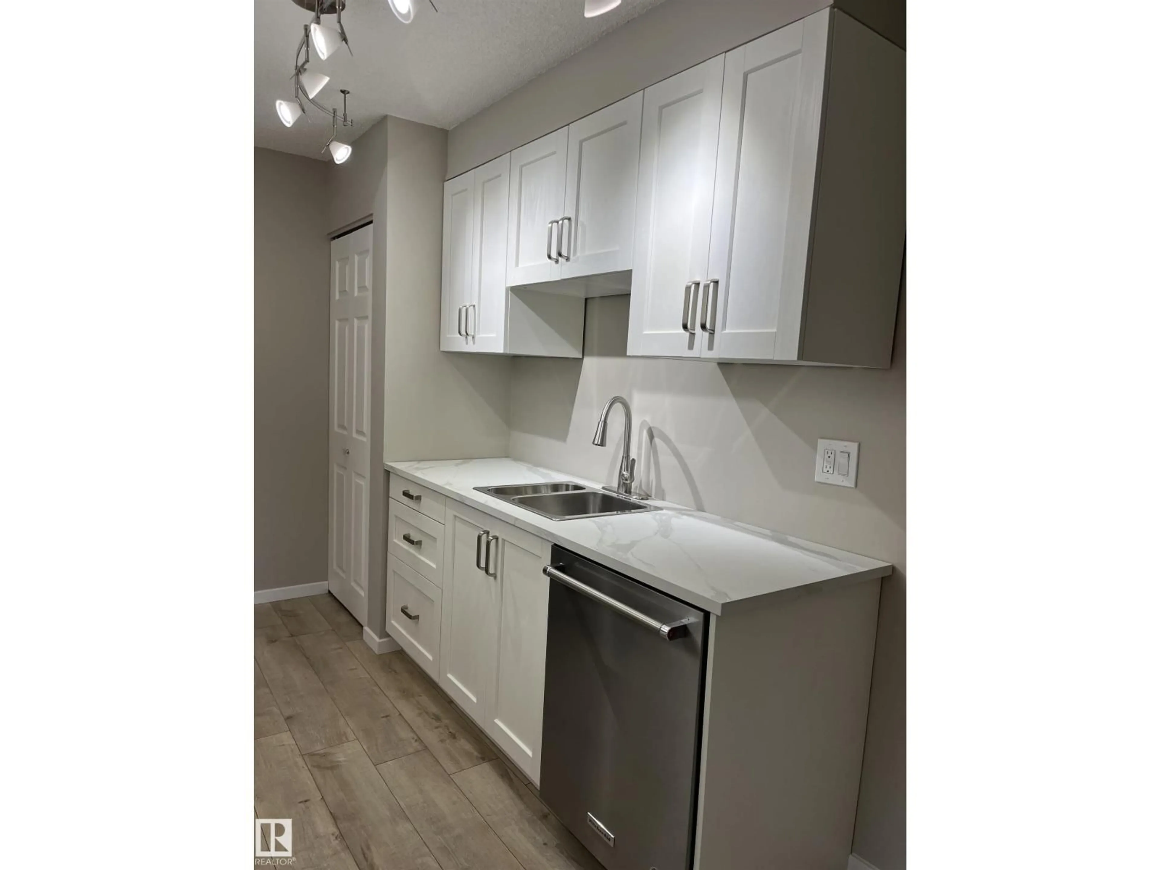 Standard kitchen, unknown for 10 14130 80 ST, Edmonton Alberta T5C1L6