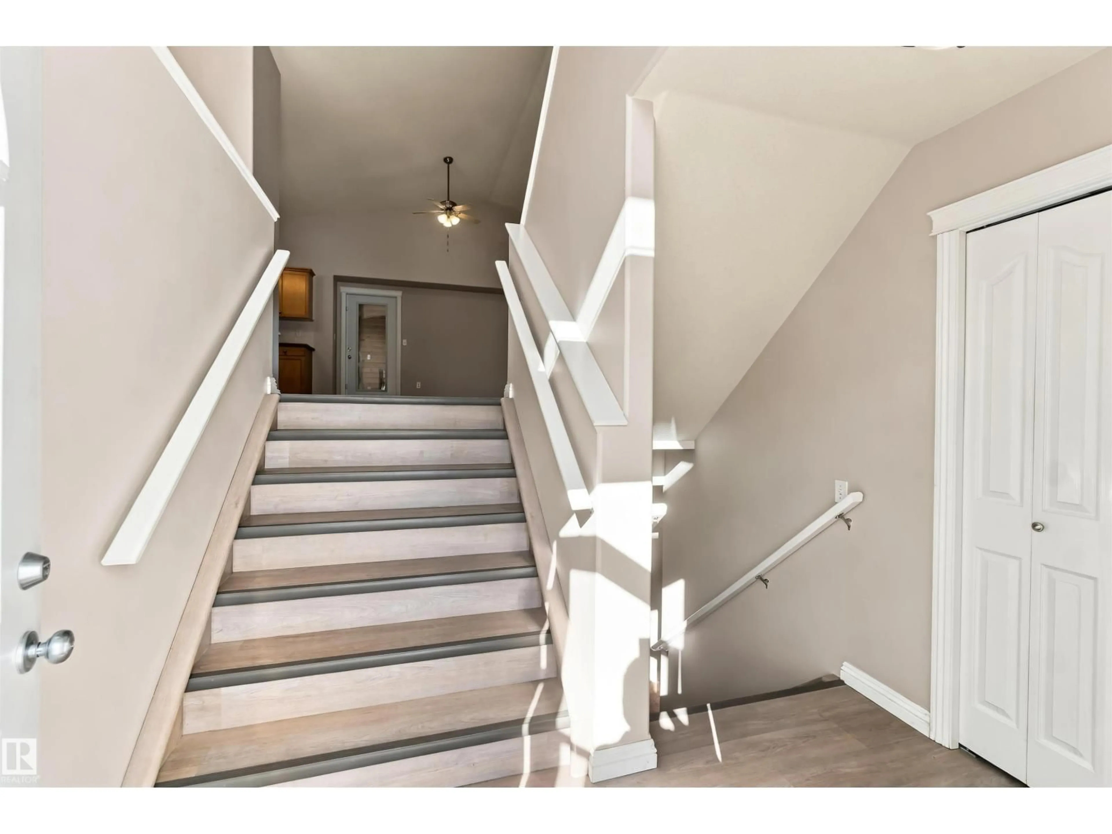 Stairs for 38 LANDING TRAILS DR, Gibbons Alberta T0A1N0