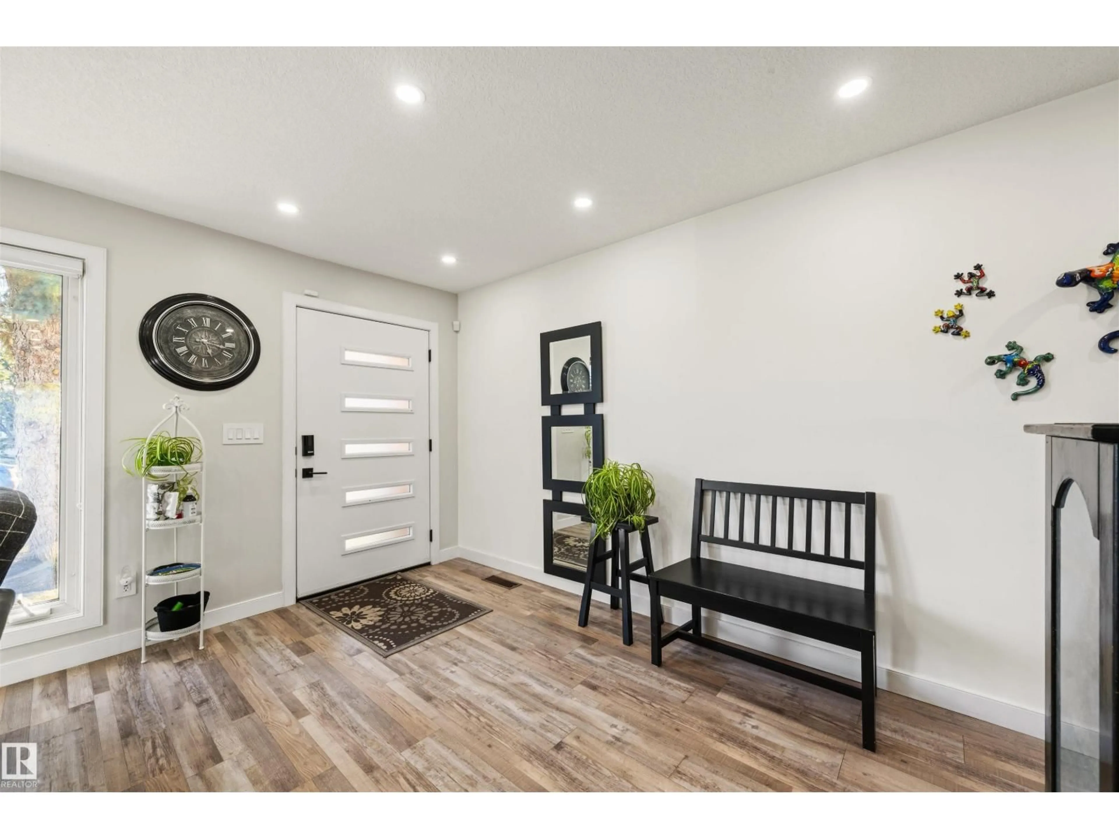 Indoor entryway for 18512 90 AV, Edmonton Alberta T5T1N7