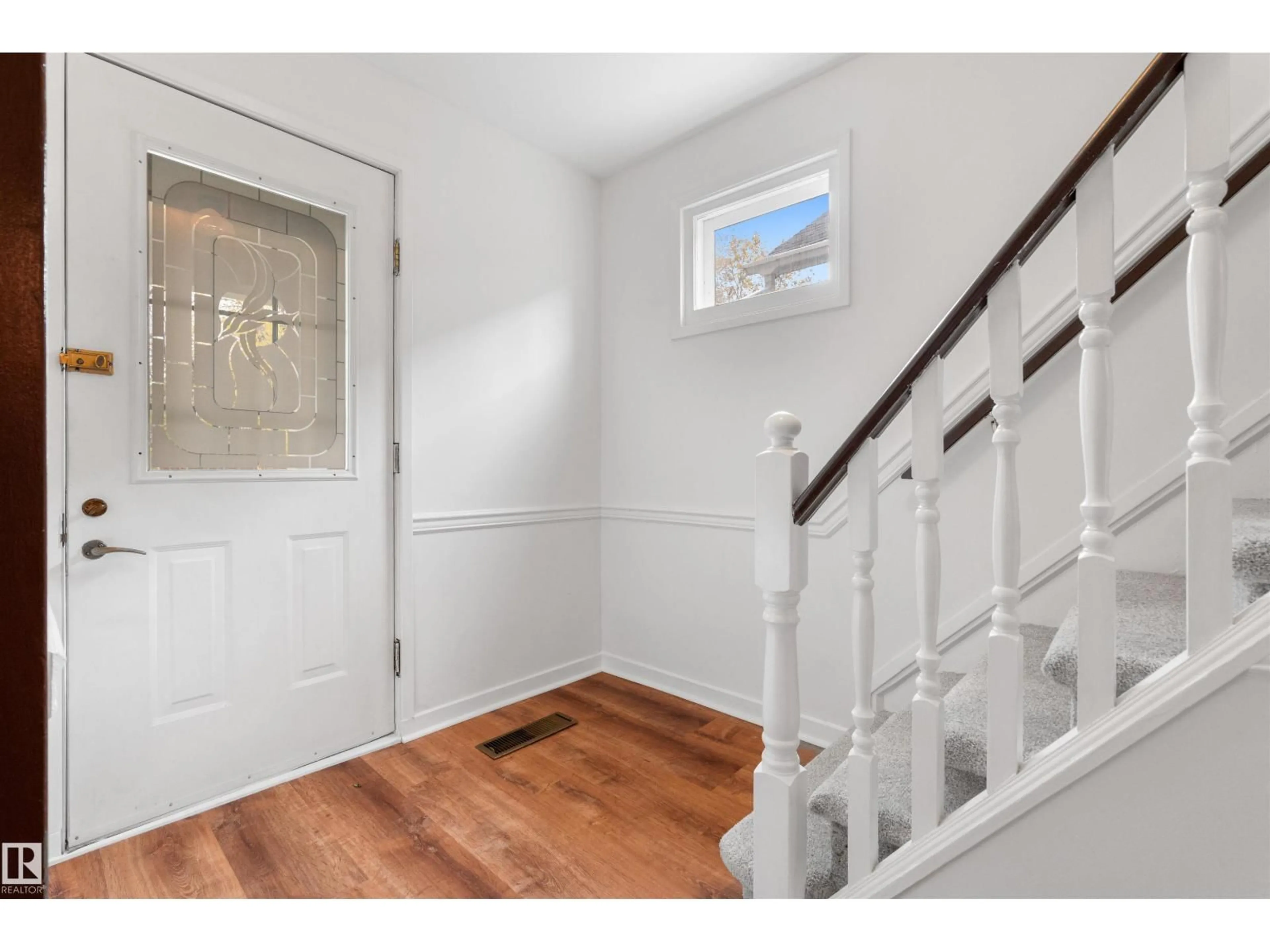 Indoor entryway for 11514 93 ST, Edmonton Alberta T5G1C7