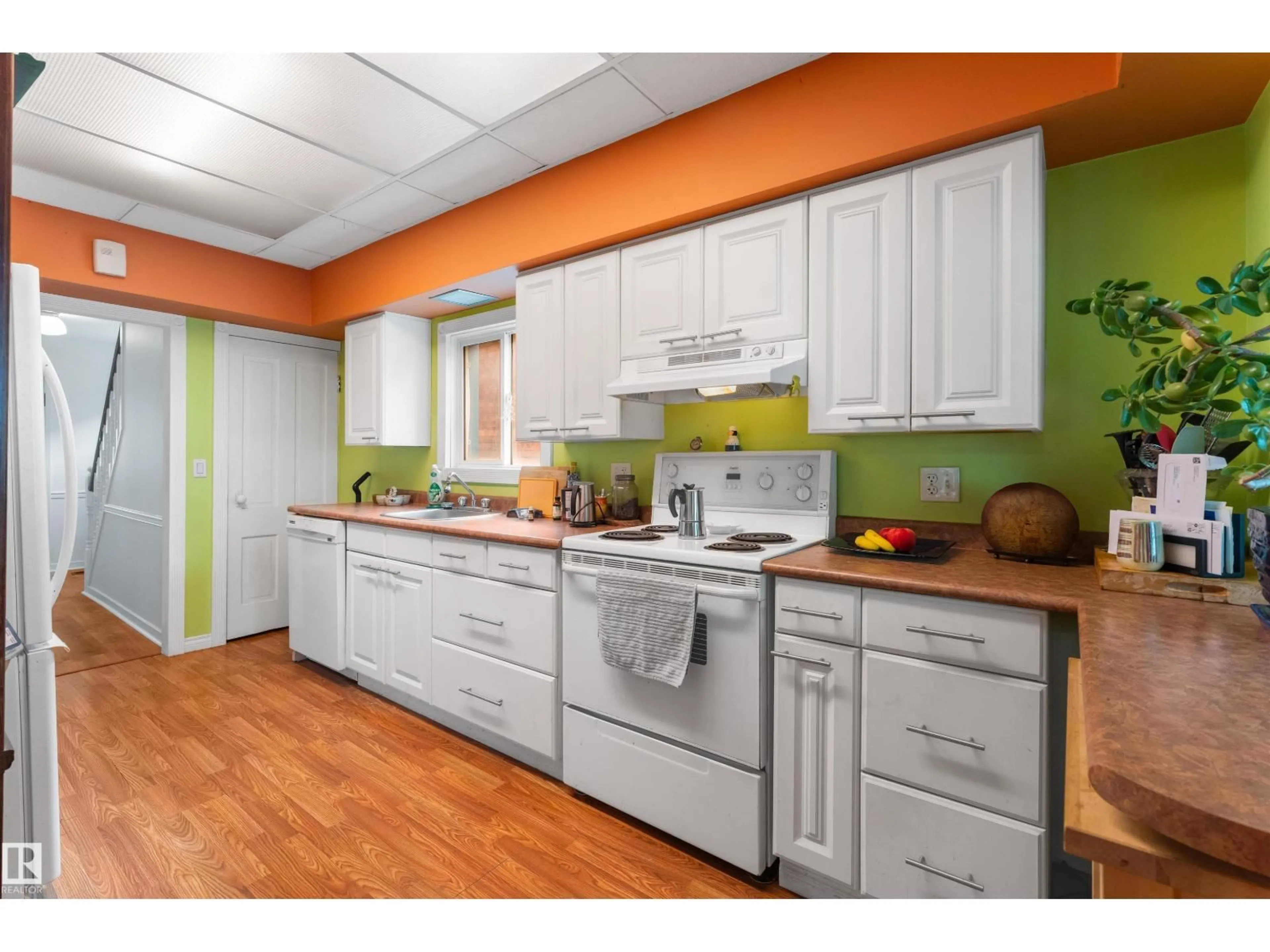 Standard kitchen, wood/laminate floor for 11514 93 ST, Edmonton Alberta T5G1C7