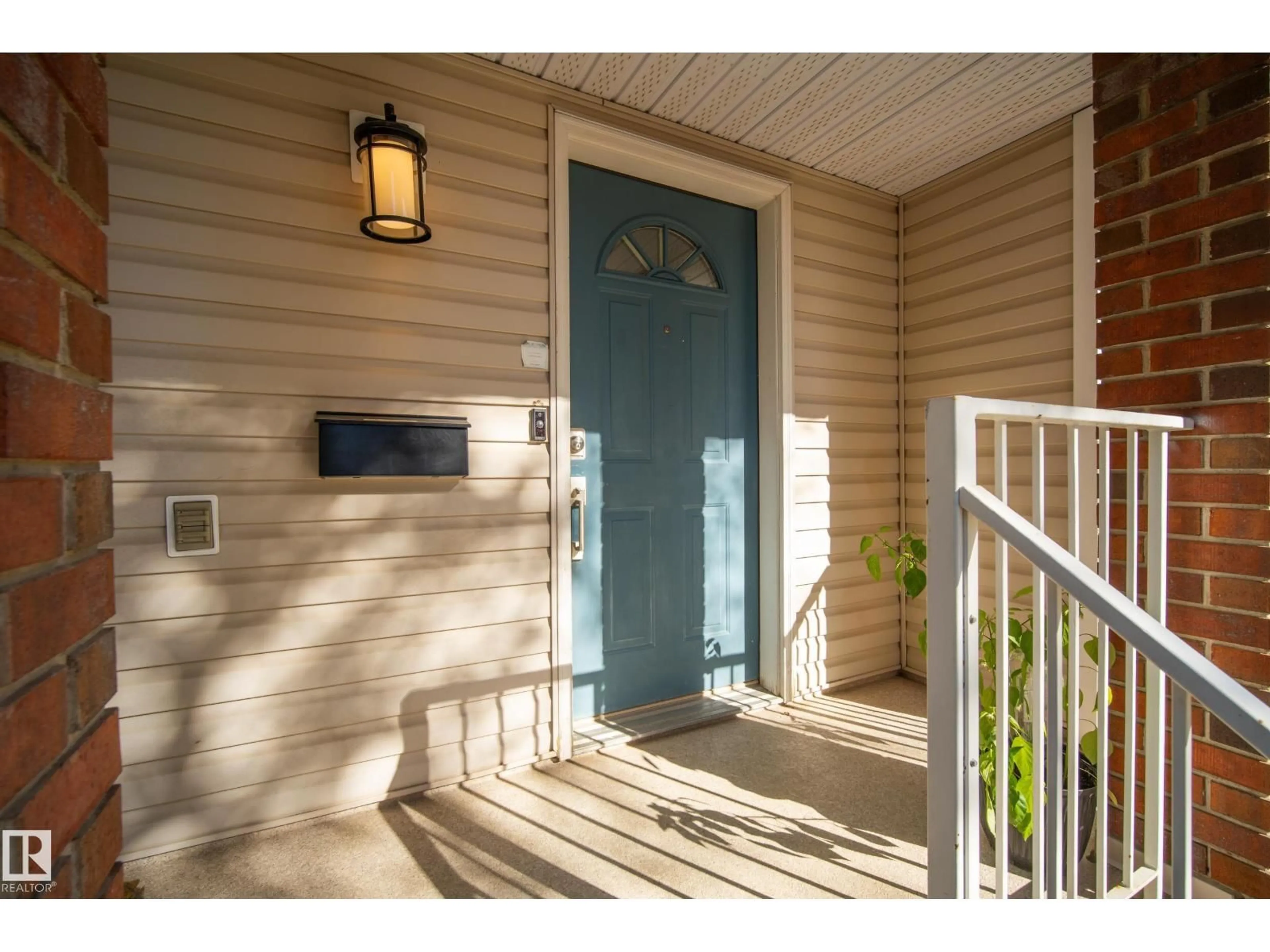Indoor entryway for NW - 11410 102 AV, Edmonton Alberta T5K0P9