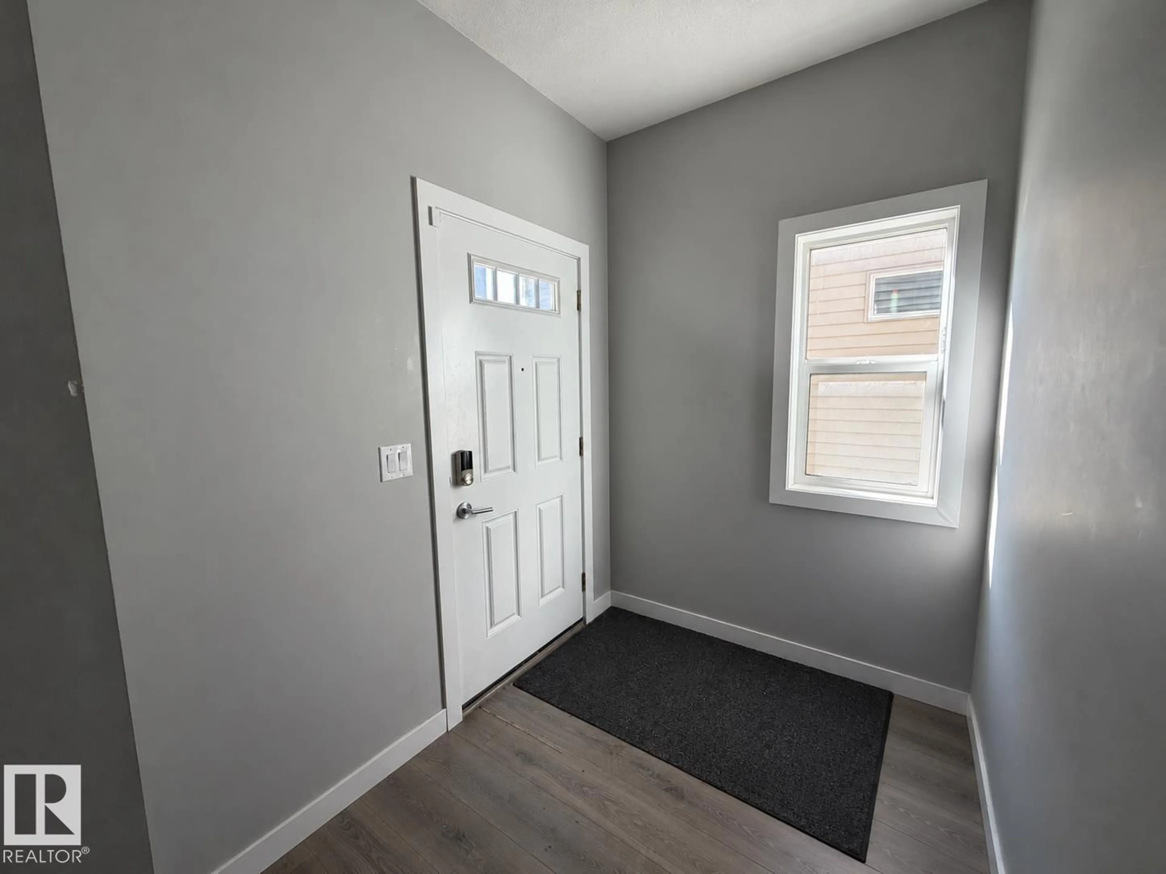 Indoor entryway for 424 42 AV, Edmonton Alberta T6T2G1