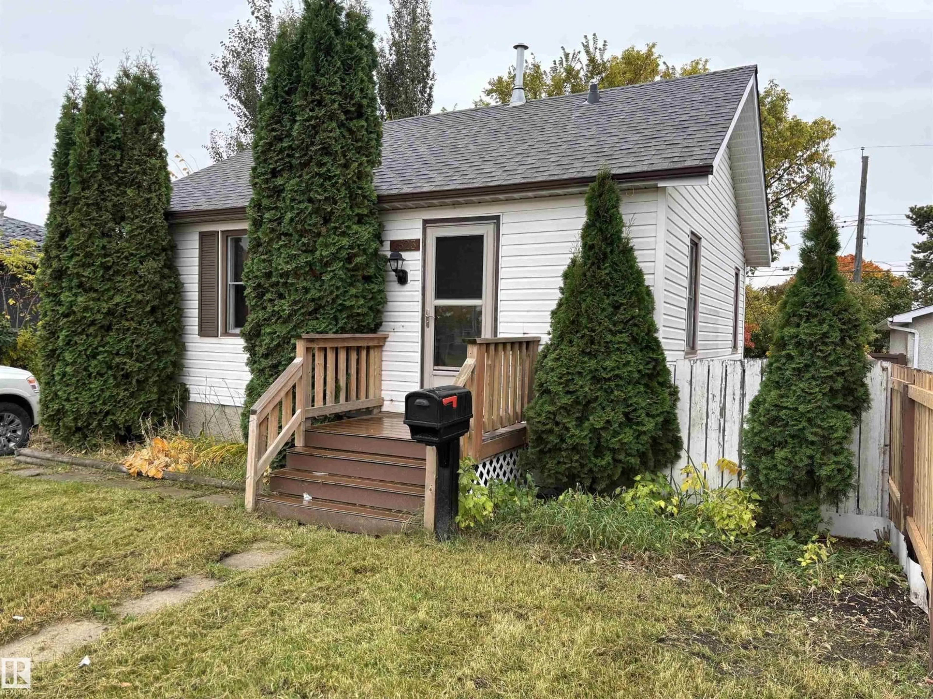 Home with vinyl exterior material, street for 7623 130 AV, Edmonton Alberta T5C1Y3