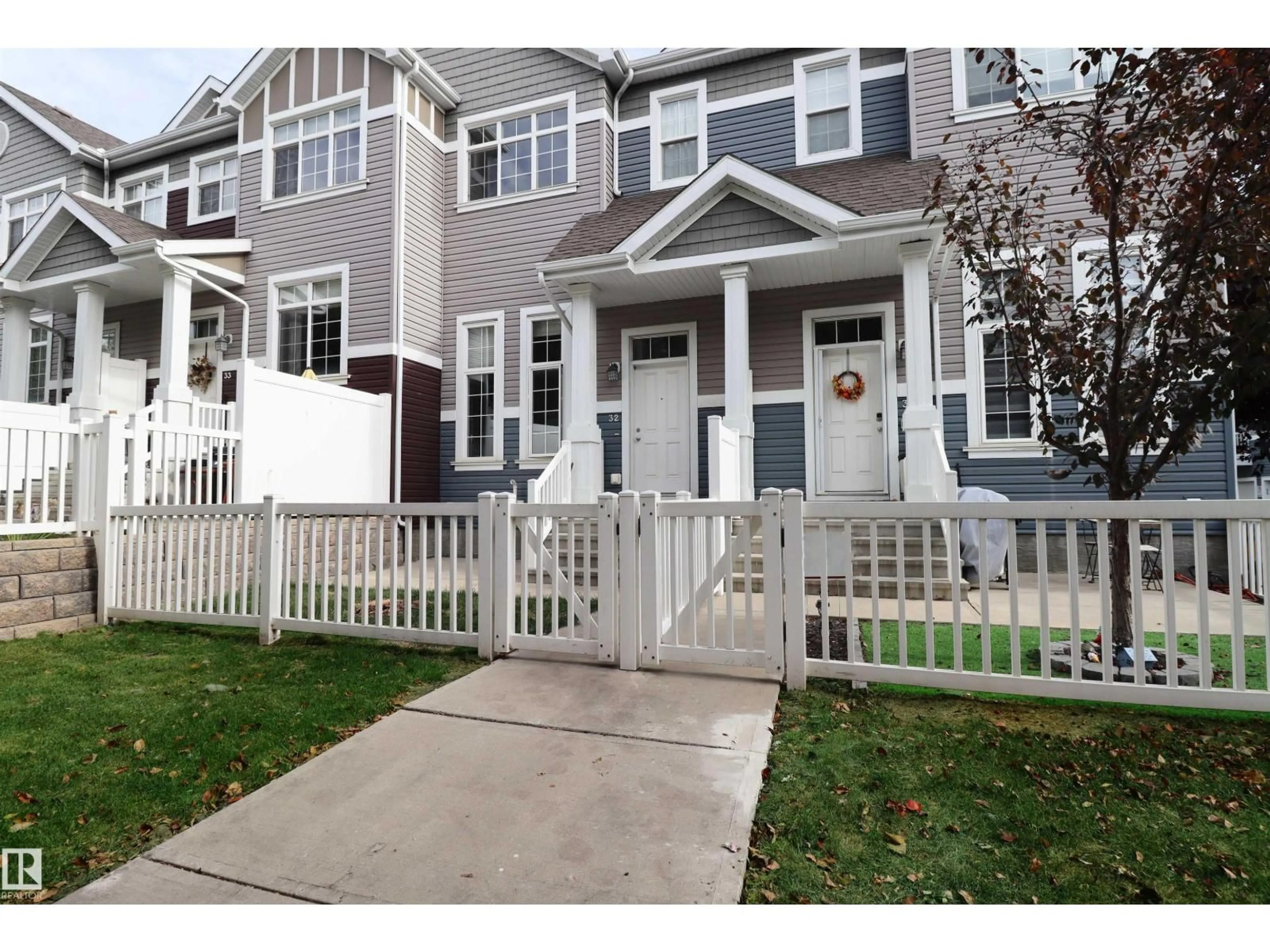 Home with vinyl exterior material, street for 32 - 9151 SHAW WY, Edmonton Alberta T6X1W7