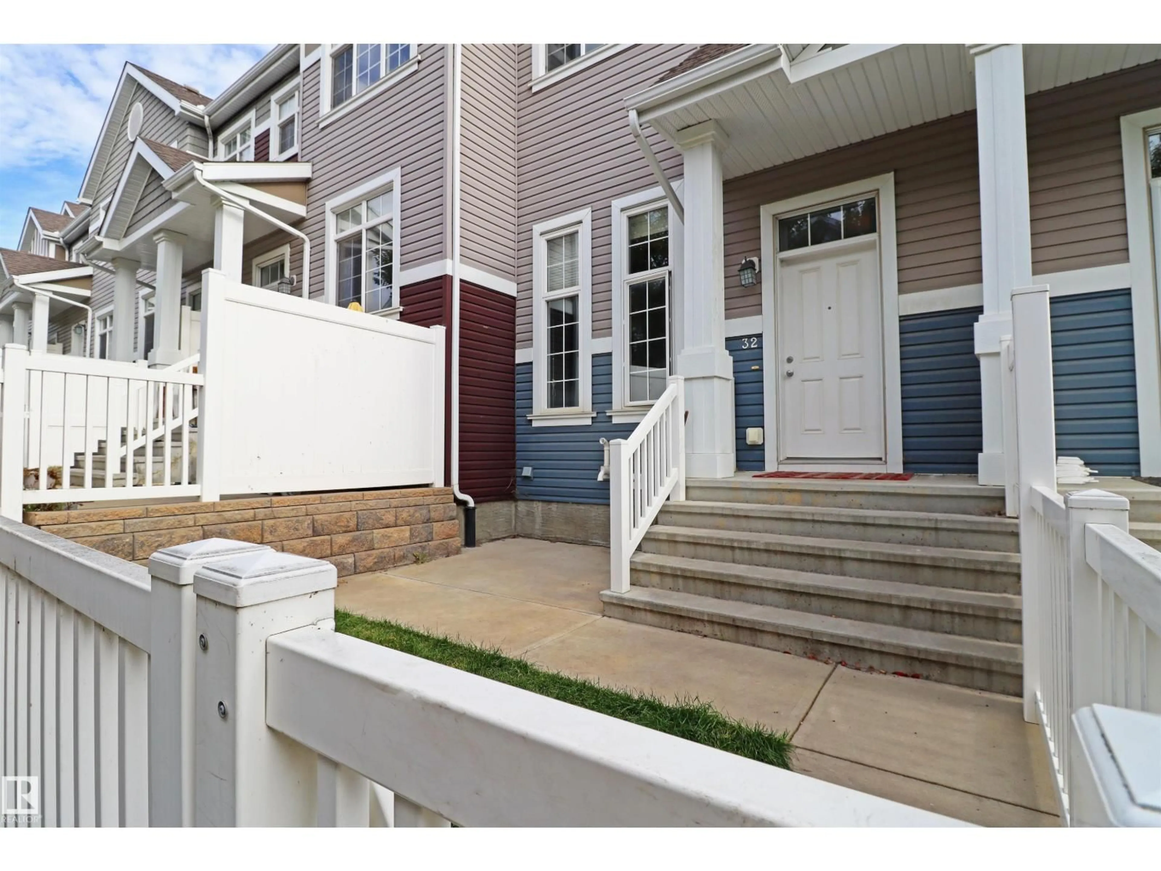 Home with vinyl exterior material, street for 32 - 9151 SHAW WY, Edmonton Alberta T6X1W7