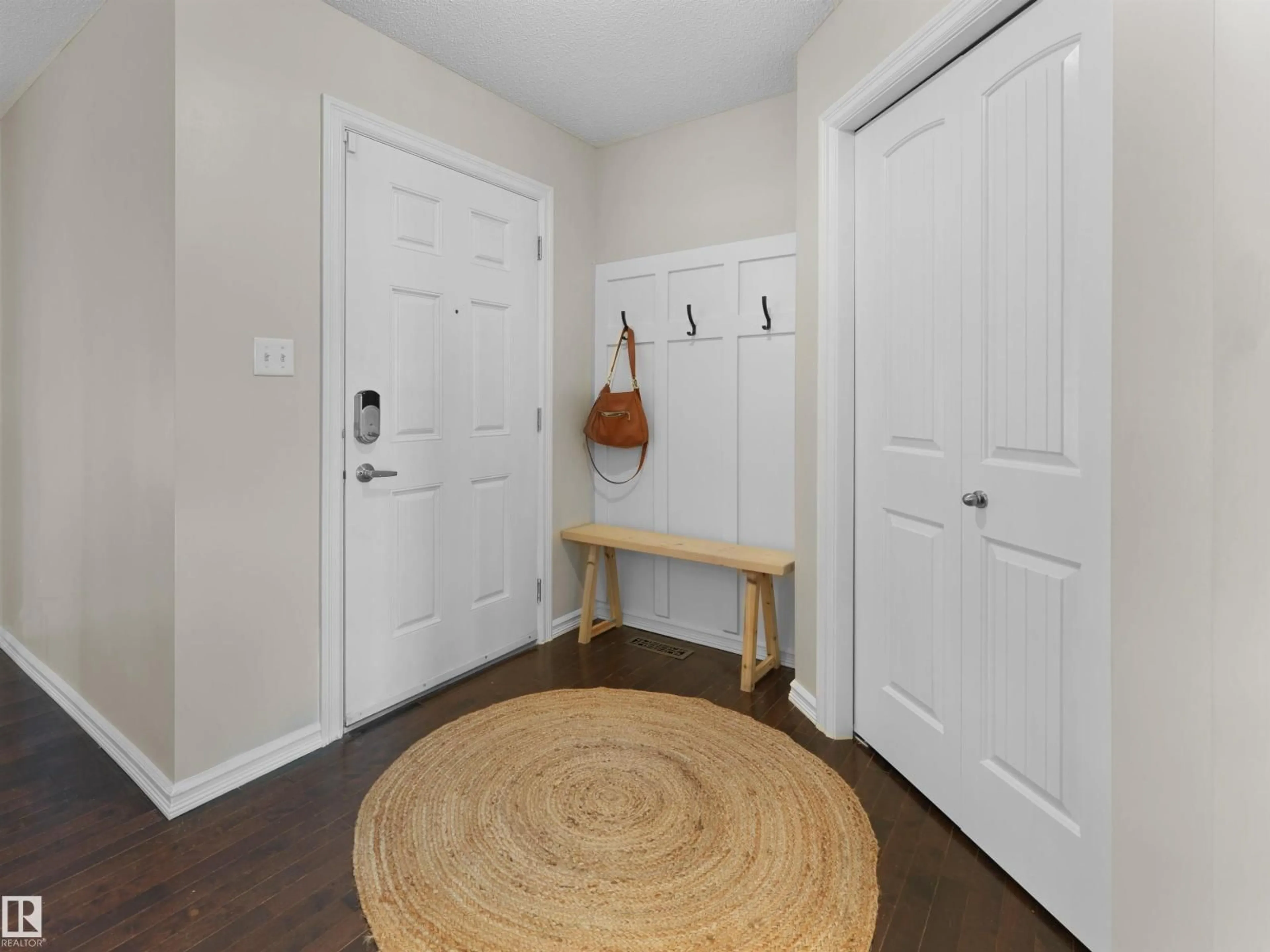 Indoor entryway for 1175 36 AV NW, Edmonton Alberta T6T0G2