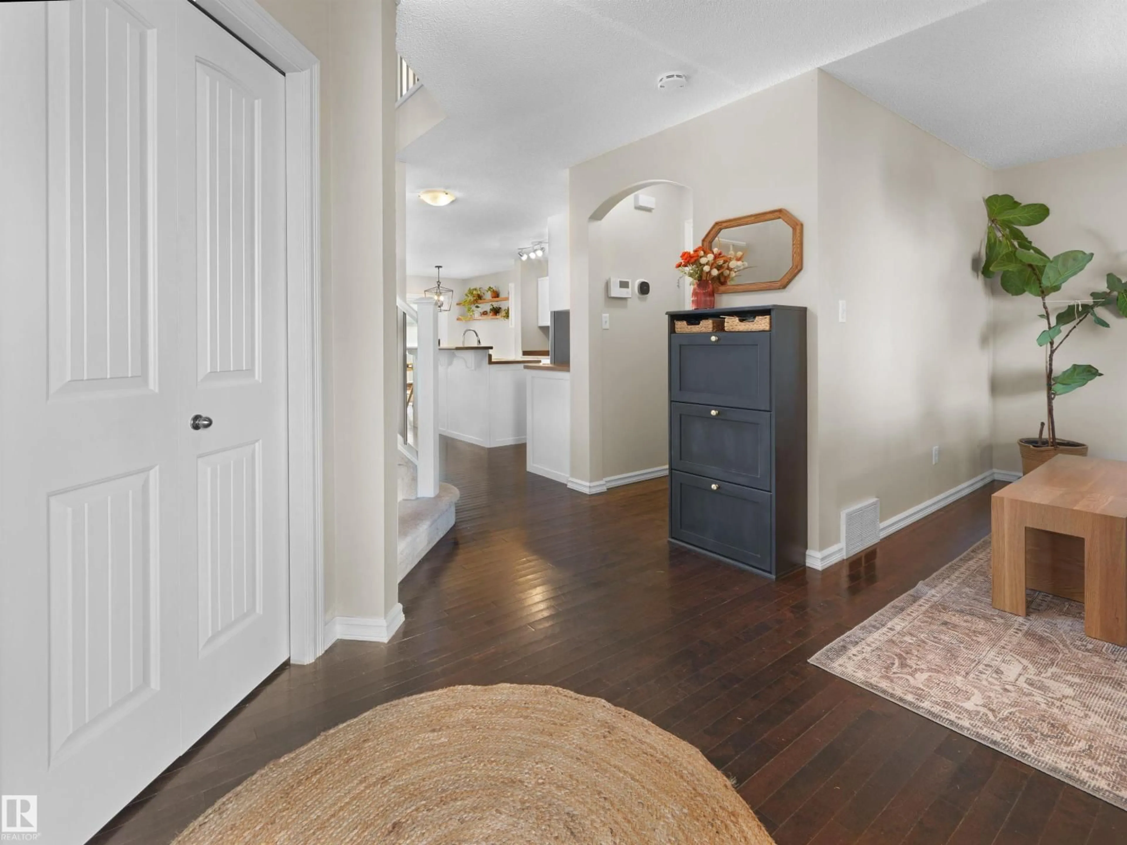Indoor entryway for 1175 36 AV NW, Edmonton Alberta T6T0G2